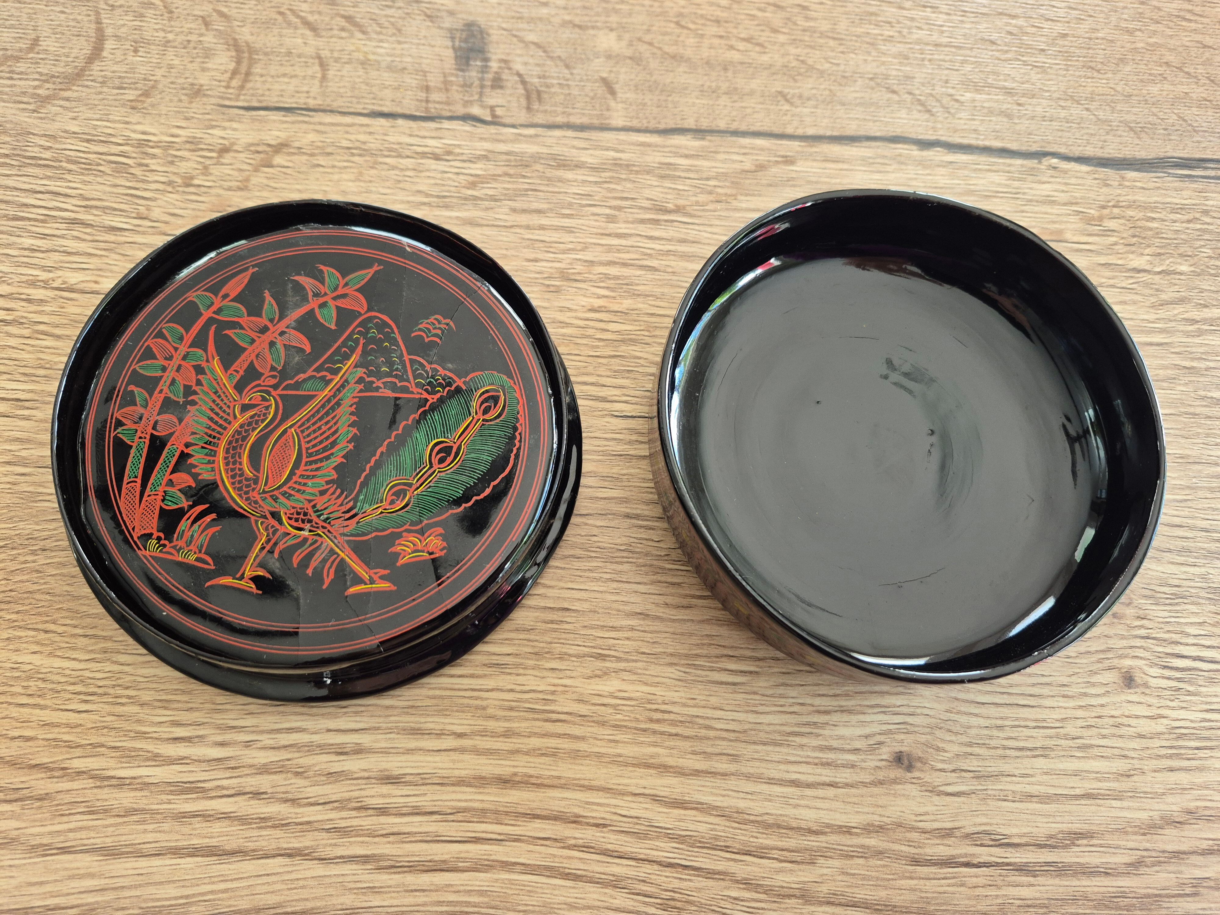 Round box and its 6 lacquered wooden coasters hand-painted.