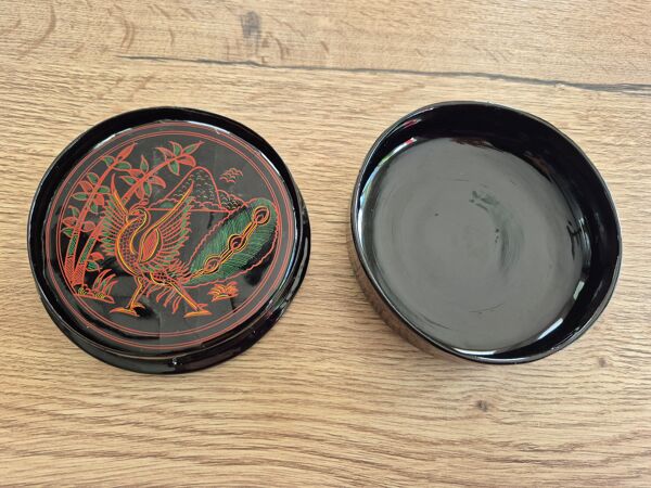 Boîte ronde et ses 6 sous-verres en bois laqué peint à la main