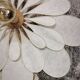 Applique murale fleur 24 pétales en rotin et lin blanc