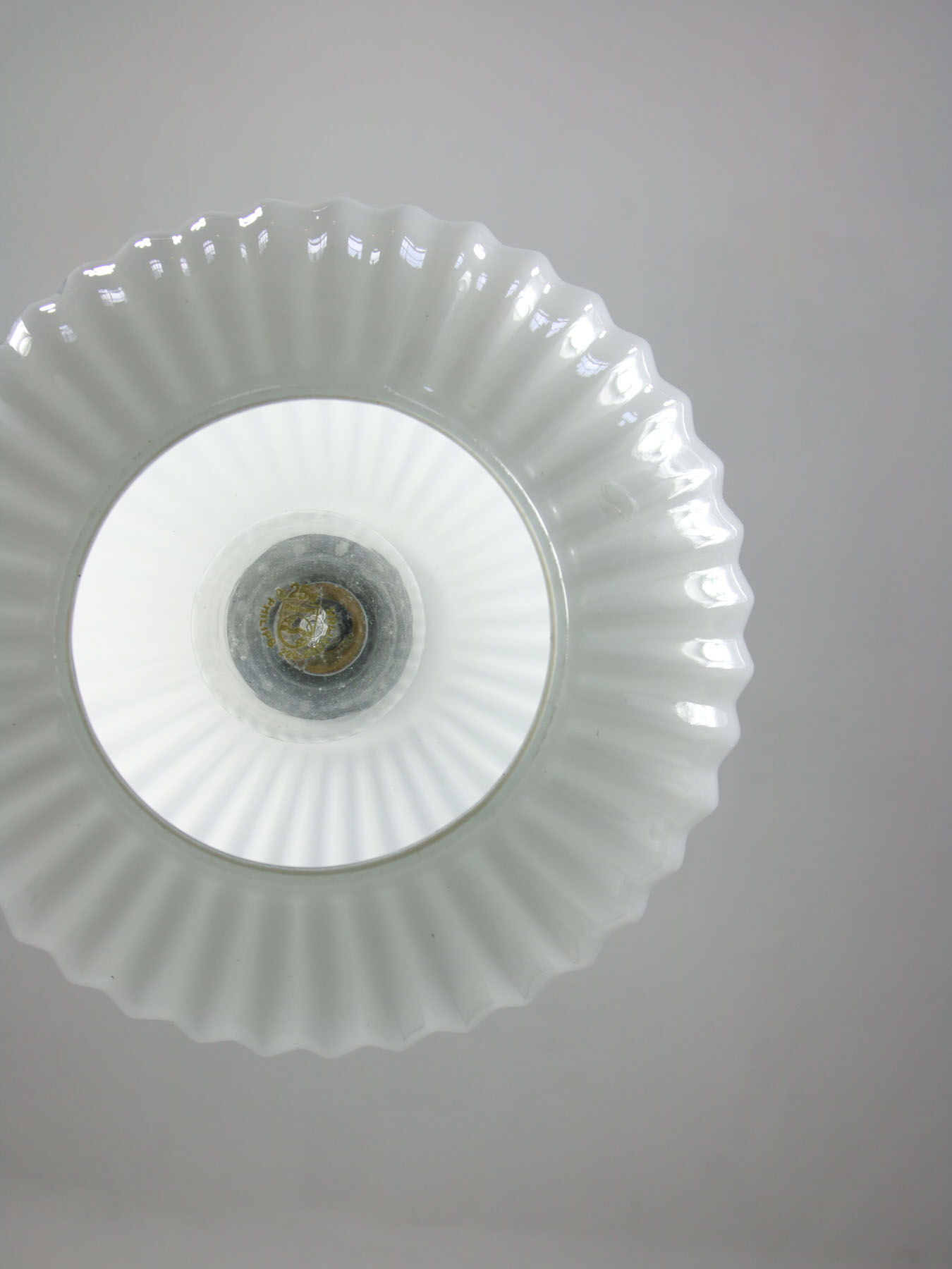 Suspension vintage en verre opalin & laiton