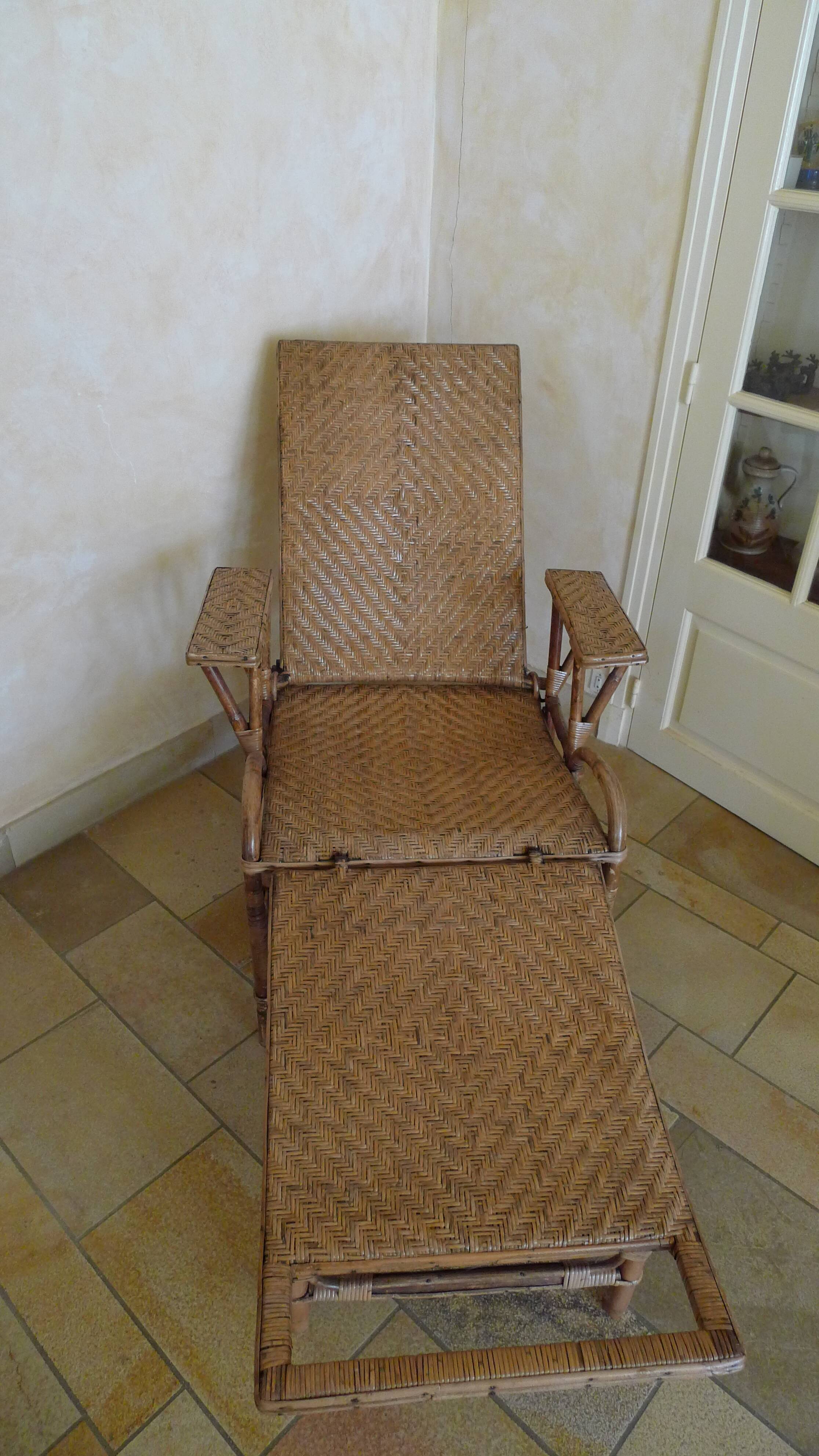 Vintage rattan chaise longue