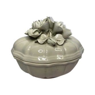 Bonbonnière en barbotine blanche art nouveau