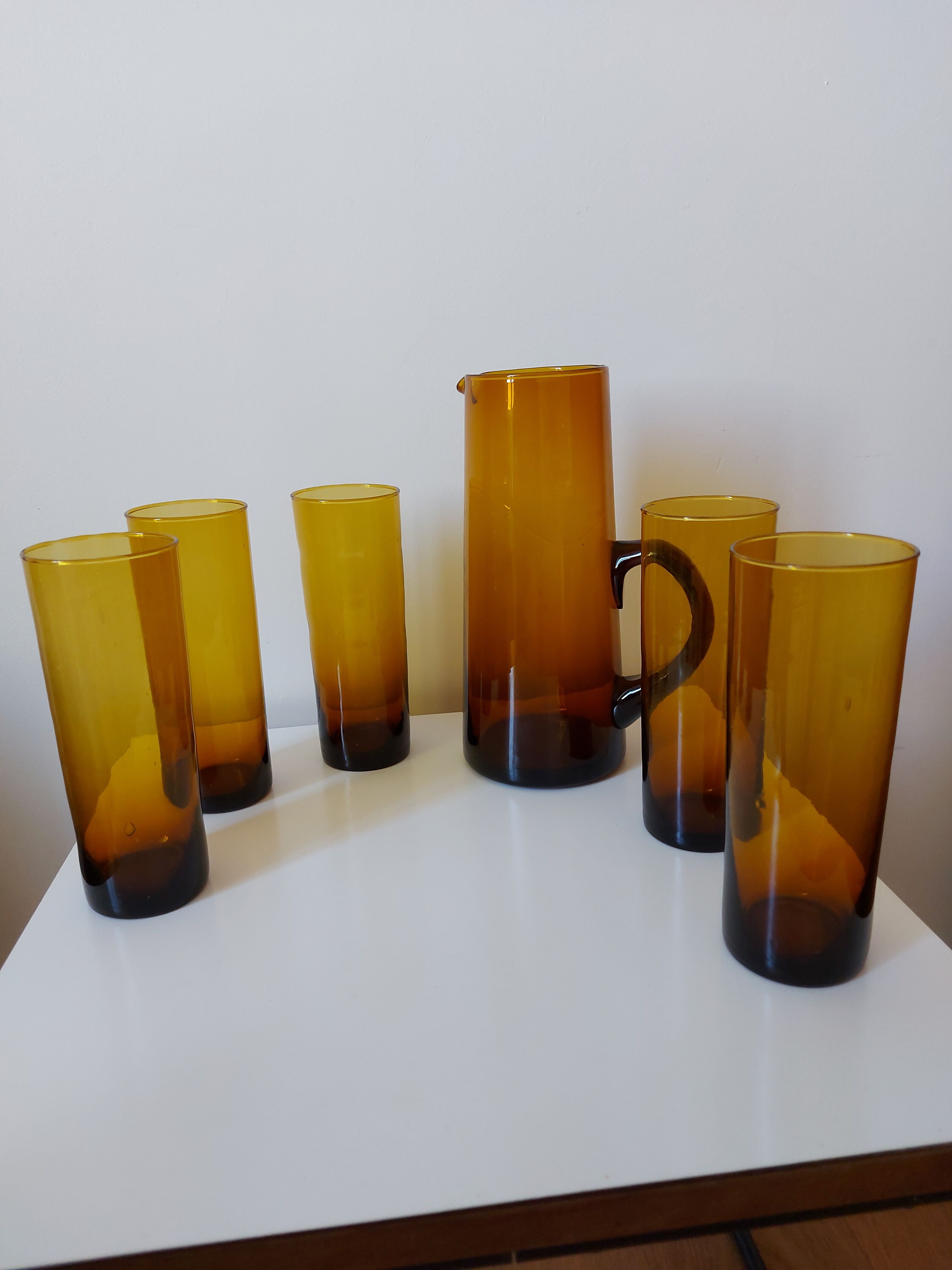 Set carafe and 5 amber glasses