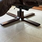 1970s Scandinavian armchair in curved laminated wood with a leather seat.