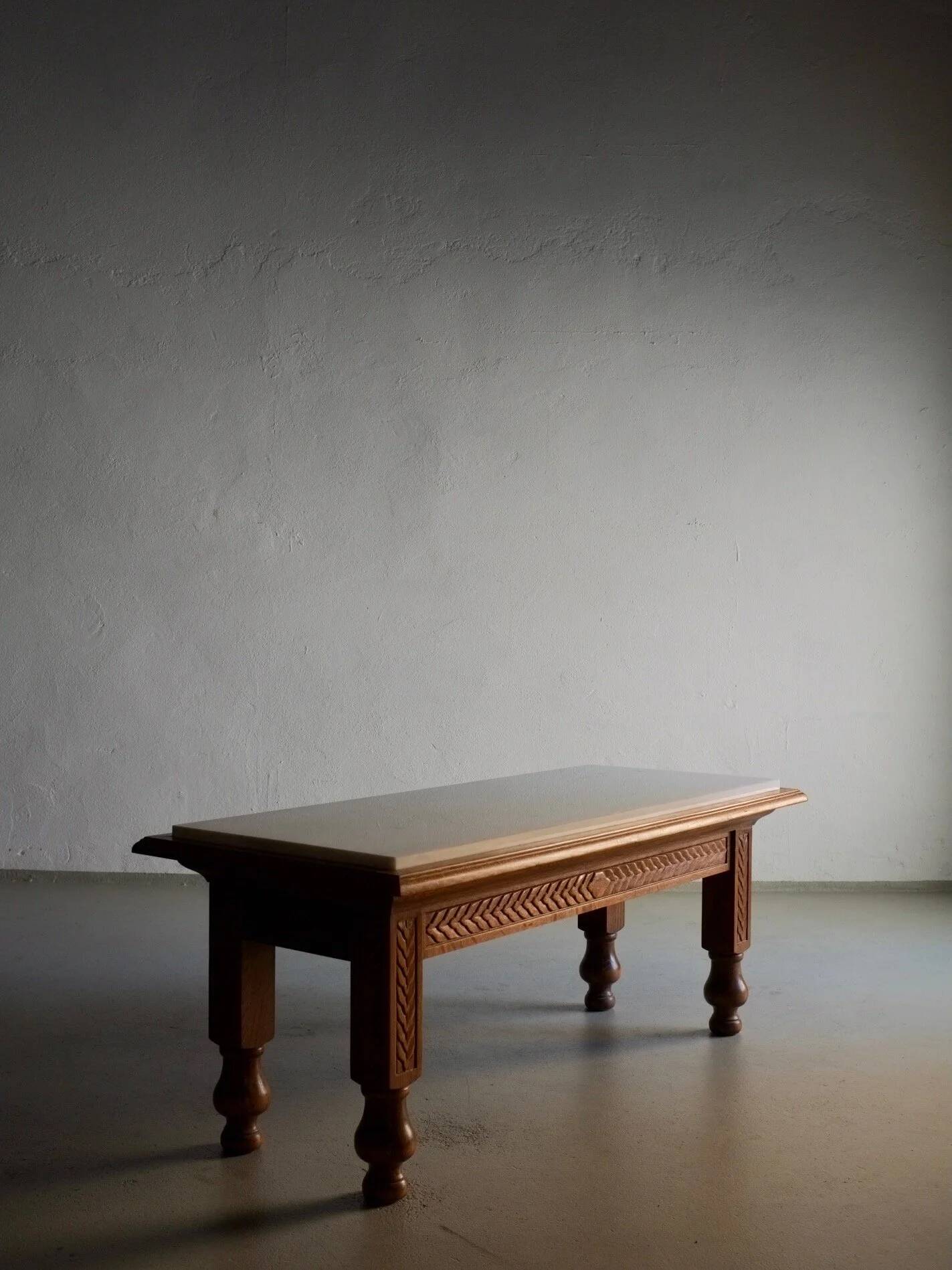 Table basse en chêne sculpté et marbre blanc