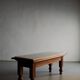 Table basse en chêne sculpté et marbre blanc