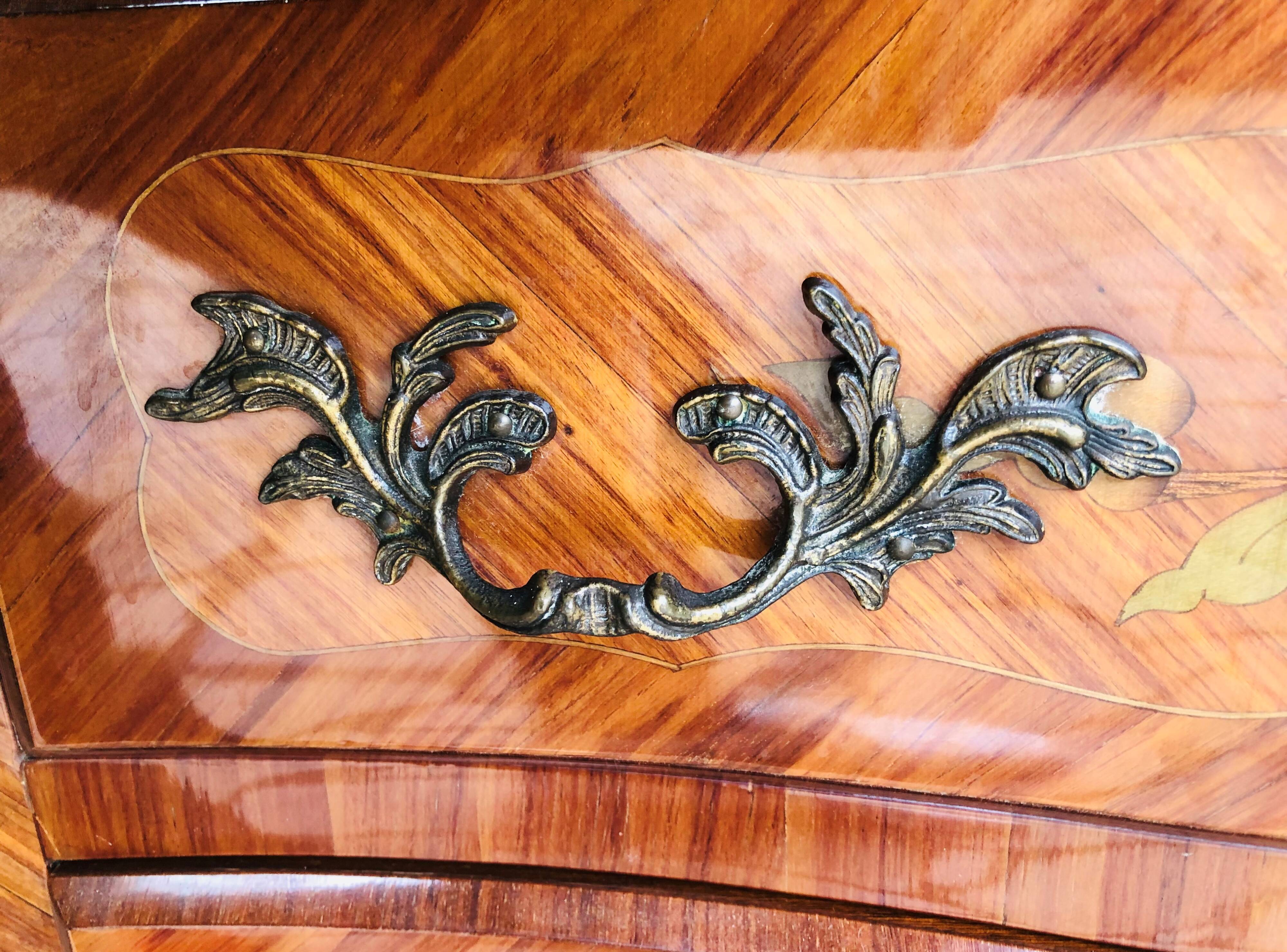 Commode trois tiroirs en marqueterie de style Louis XV