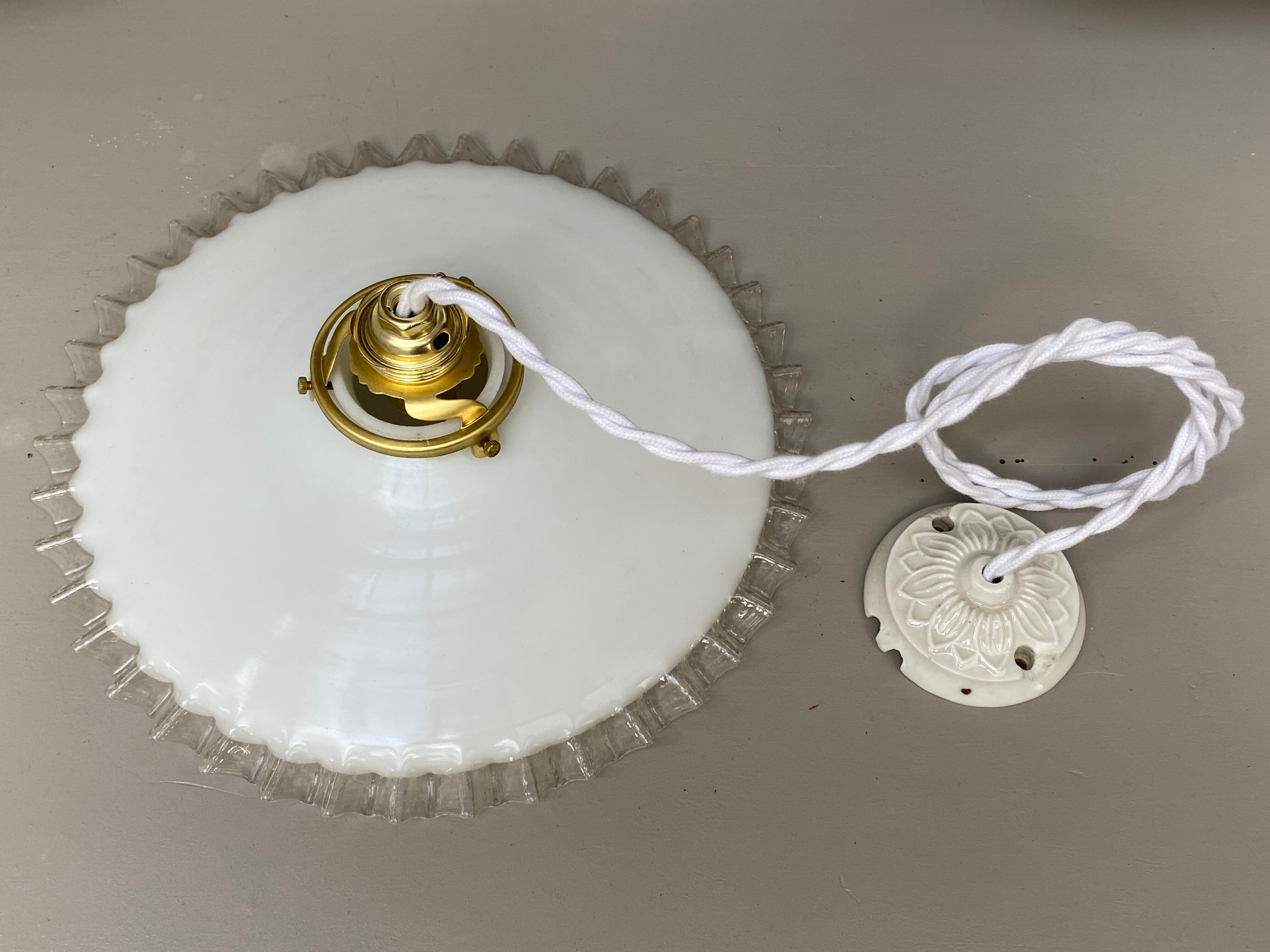 White opaline suspension