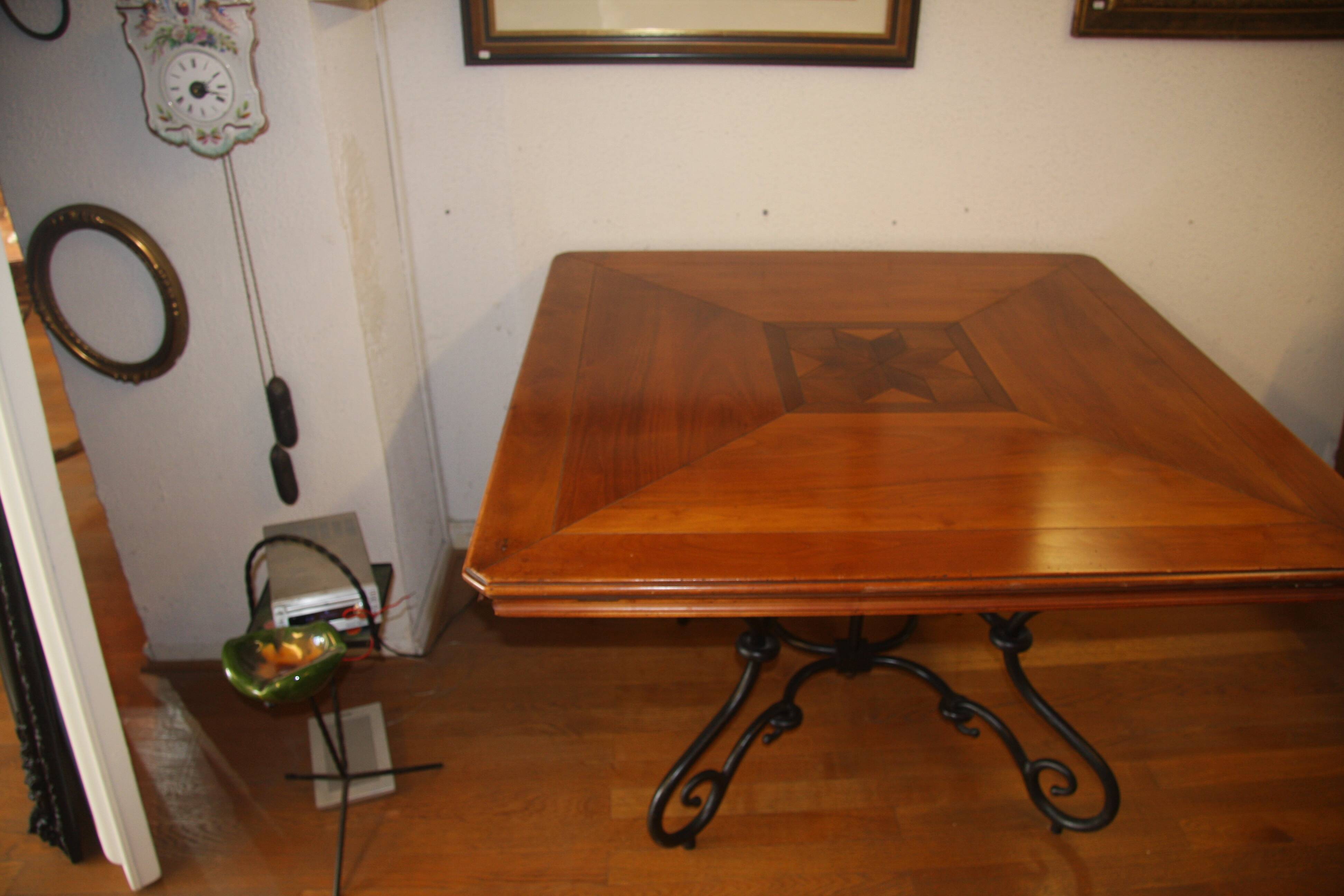 Table carrée en merisier avec abattants.