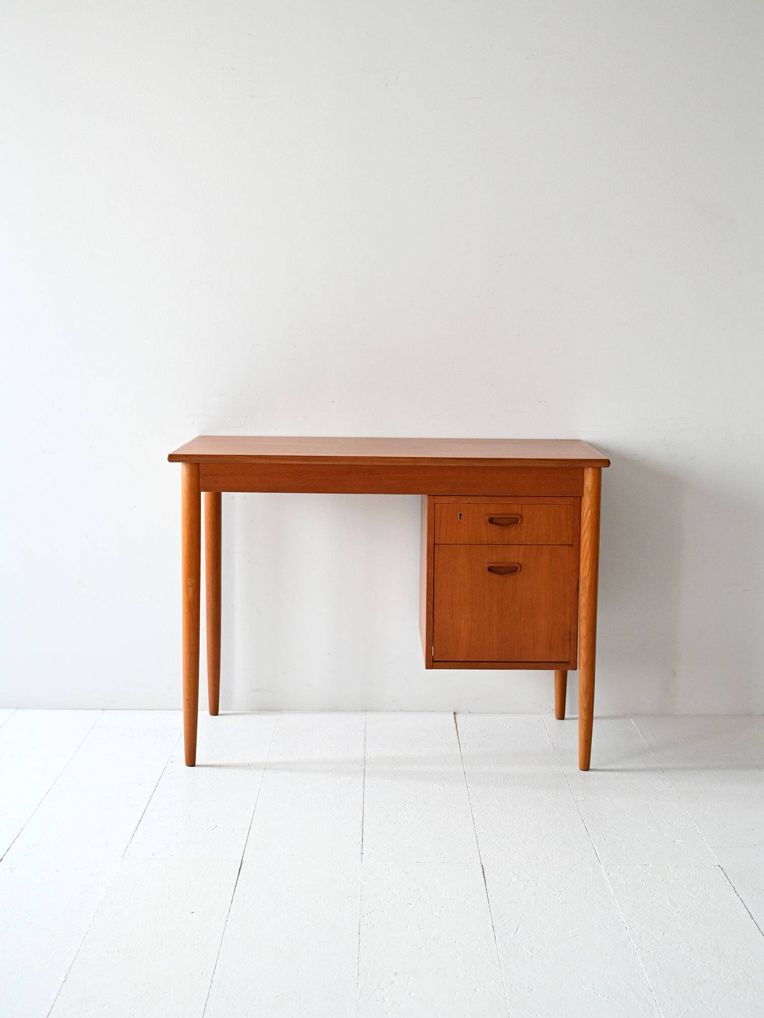 Bureau scandinave vintage avec tiroirs réglables