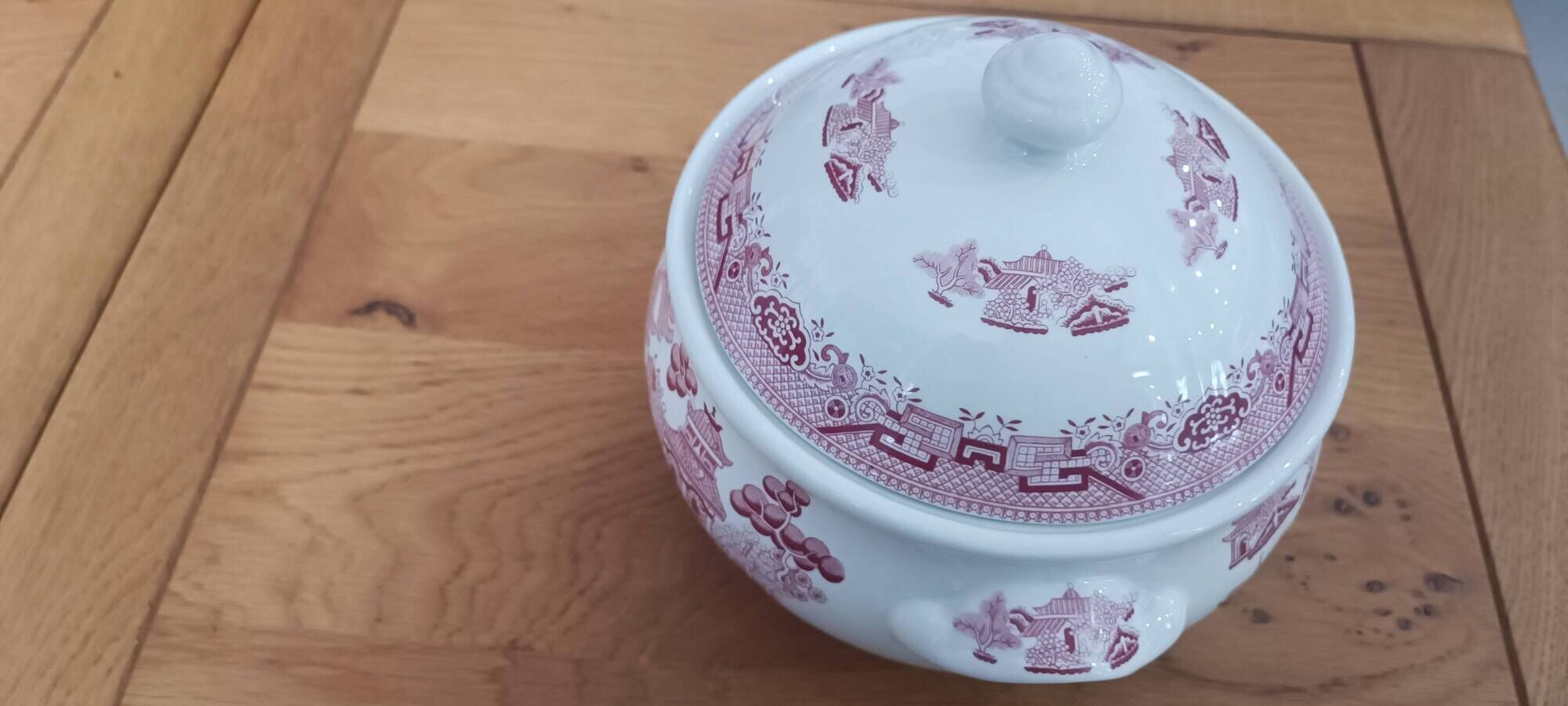 Vintage soup tureen in English earthenware Churchill Rosa pink Willow pattern.