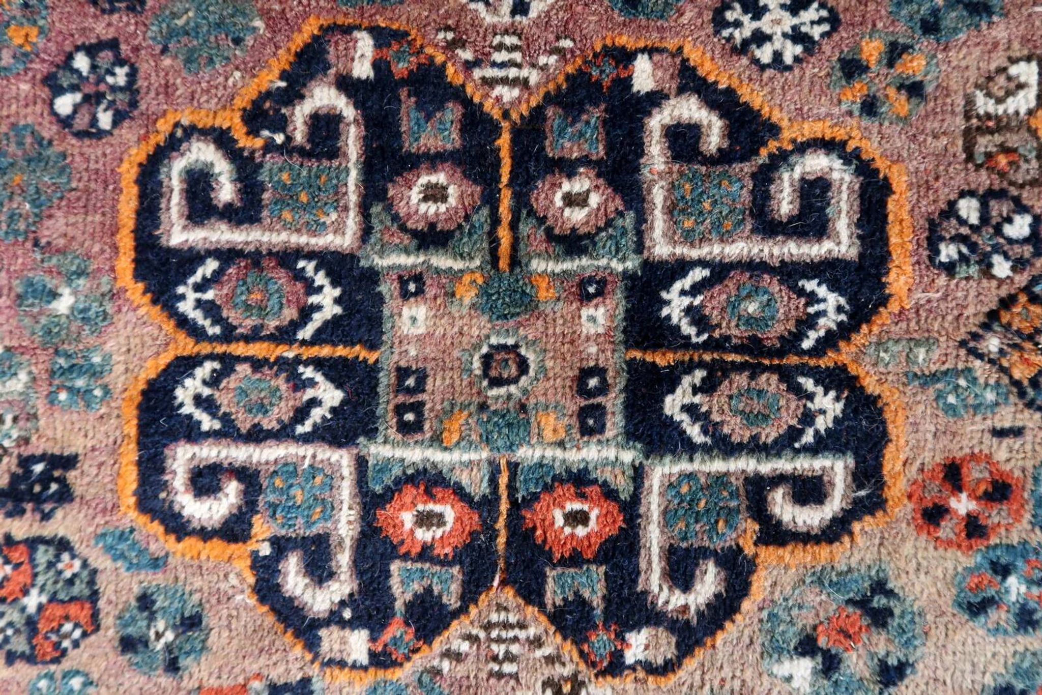 Handmade vintage Persian Shiraz rug 149cm x 208cm, 1940s