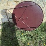 Outdoor table in garnet-colored metal