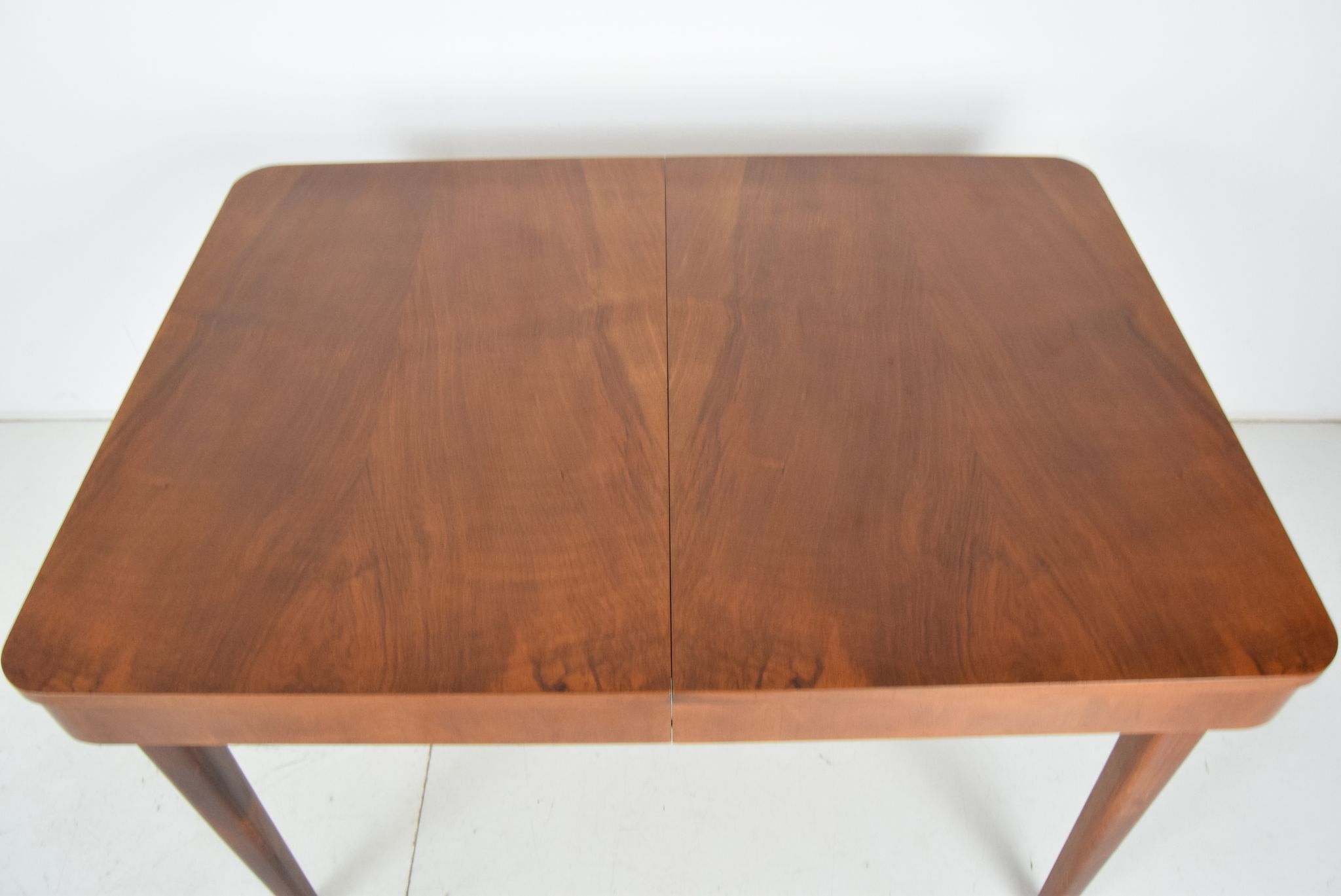 Table à manger extensible Art déco, conçue par Jindrich Halabala, années 1940.