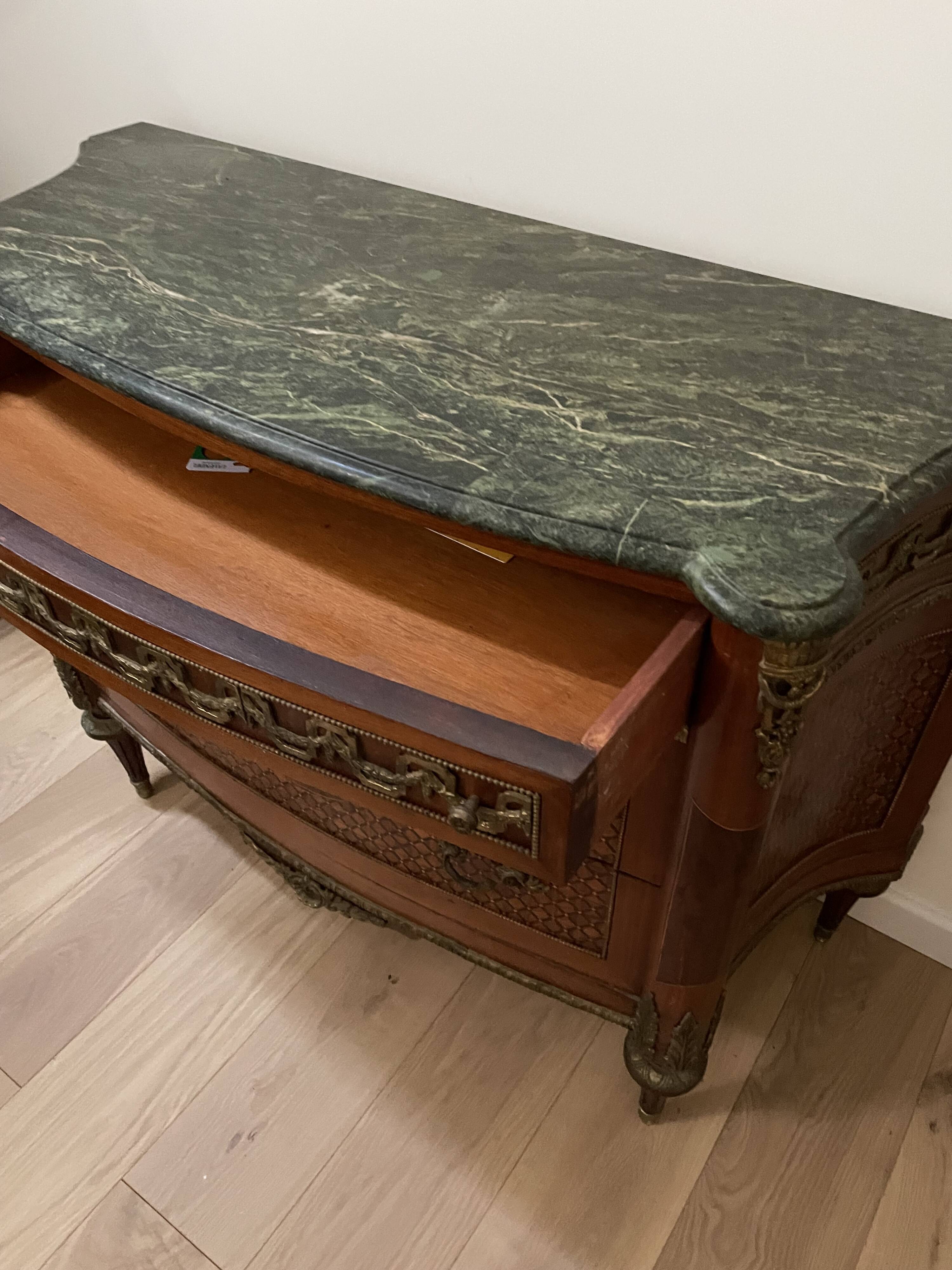 Commode style Louis XVI