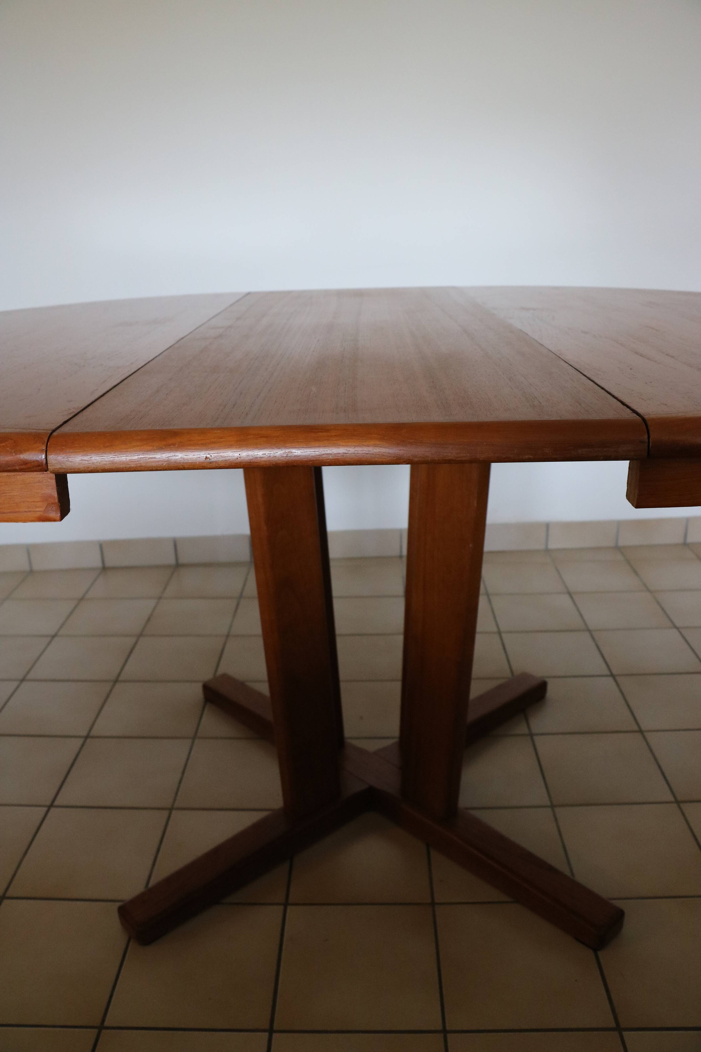 Extendable round table, teak, 1960