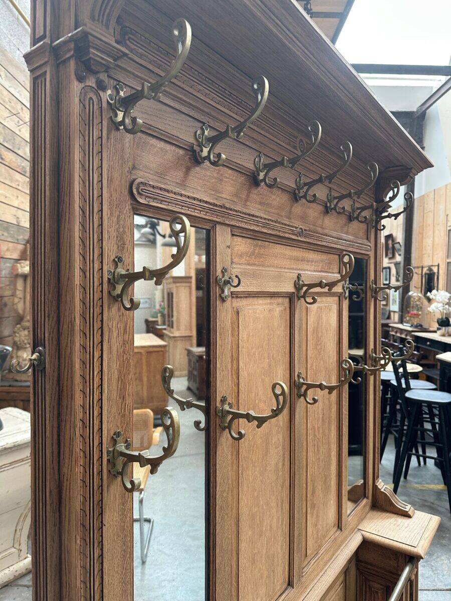Entrance hall wardrobe in oak from the early 20th century.