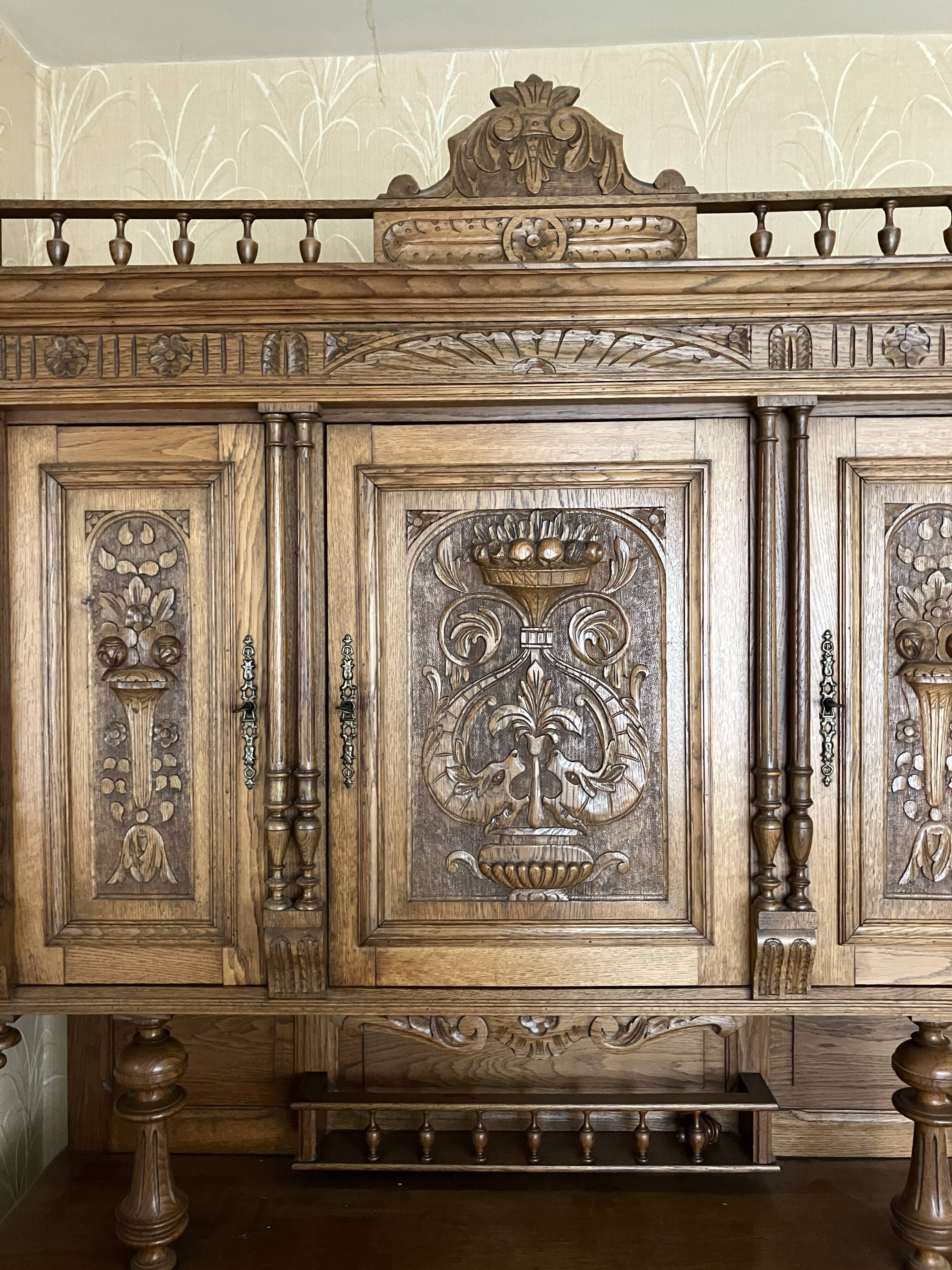 Buffet sculpté dans le style Henri II