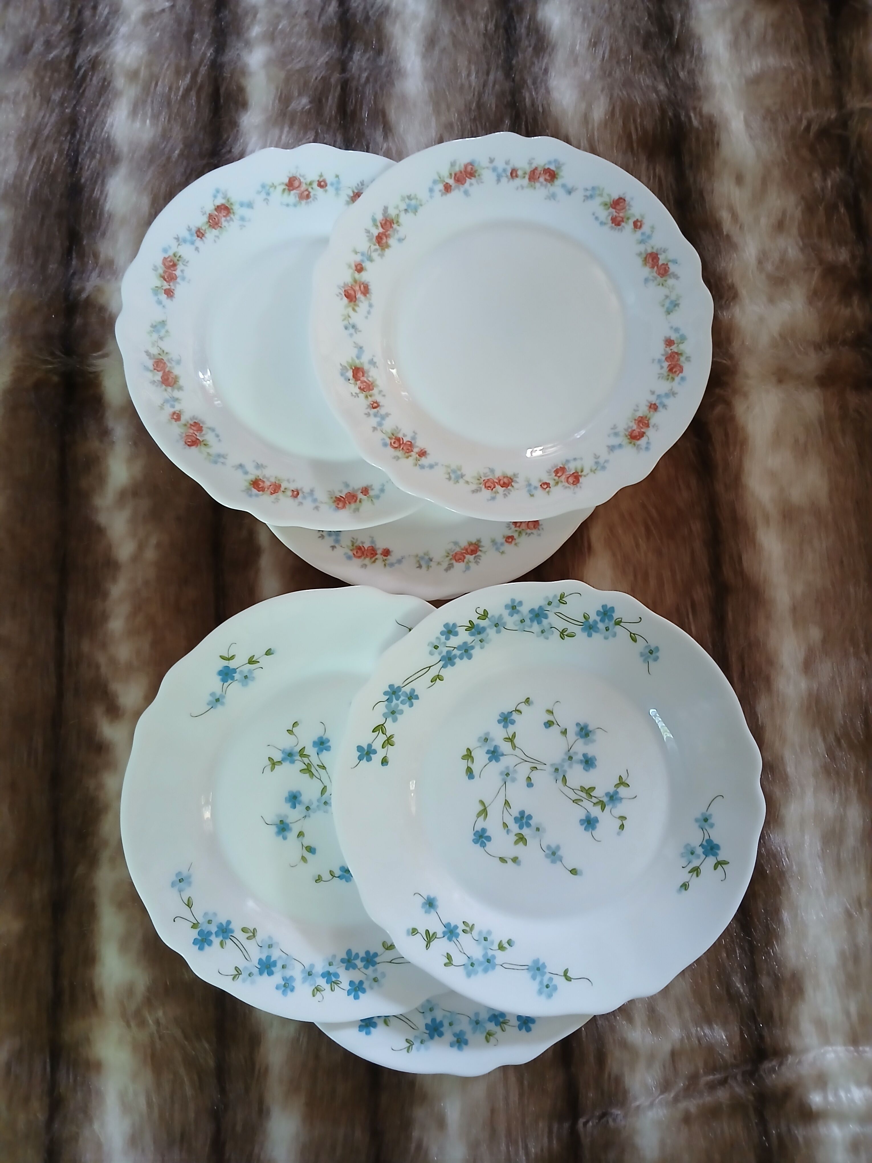 11 vintage dessert plates in Arcopal