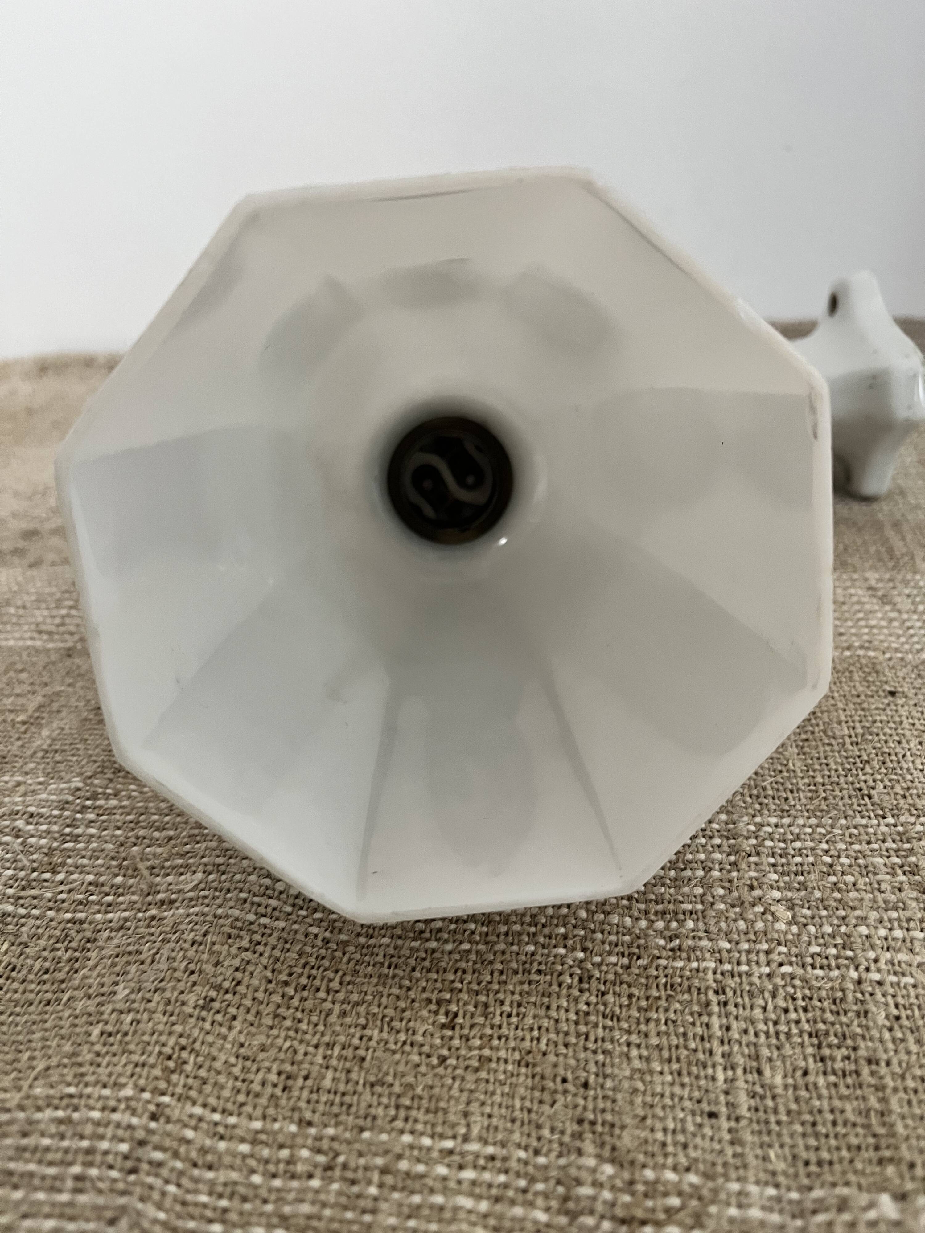 Art Deco wall light in ceramic and opaline.