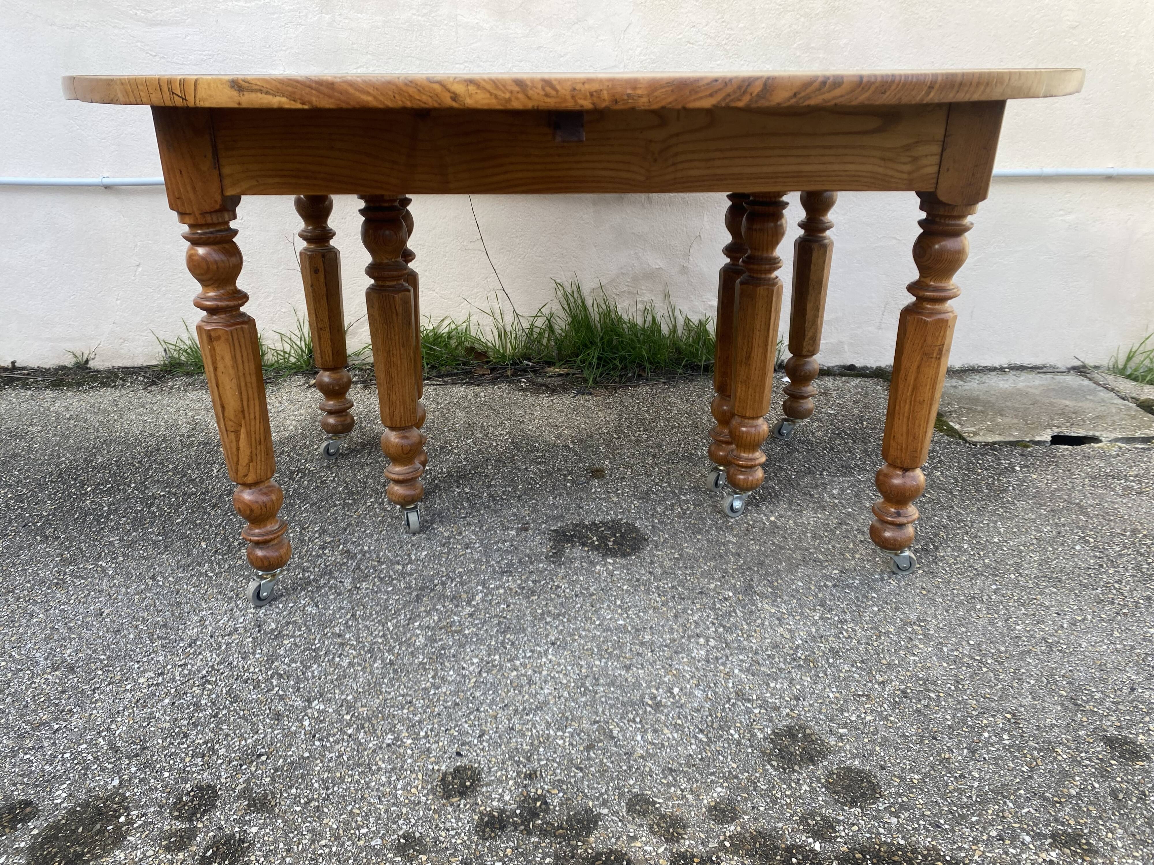 Table à 8 pieds en frêne, avec 6 allonges.