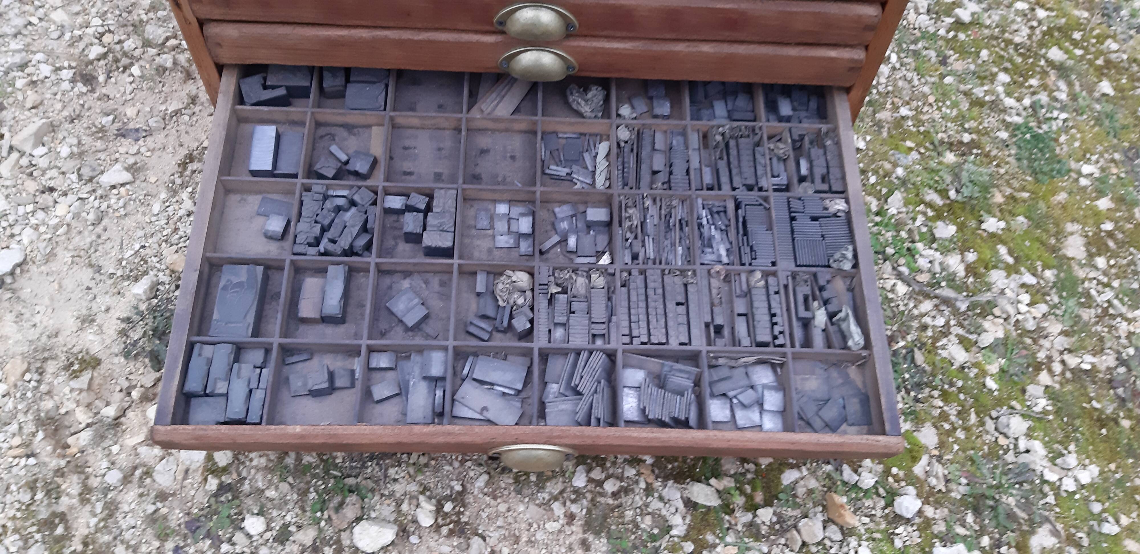 Printing cabinet 16 drawers with these lead letters