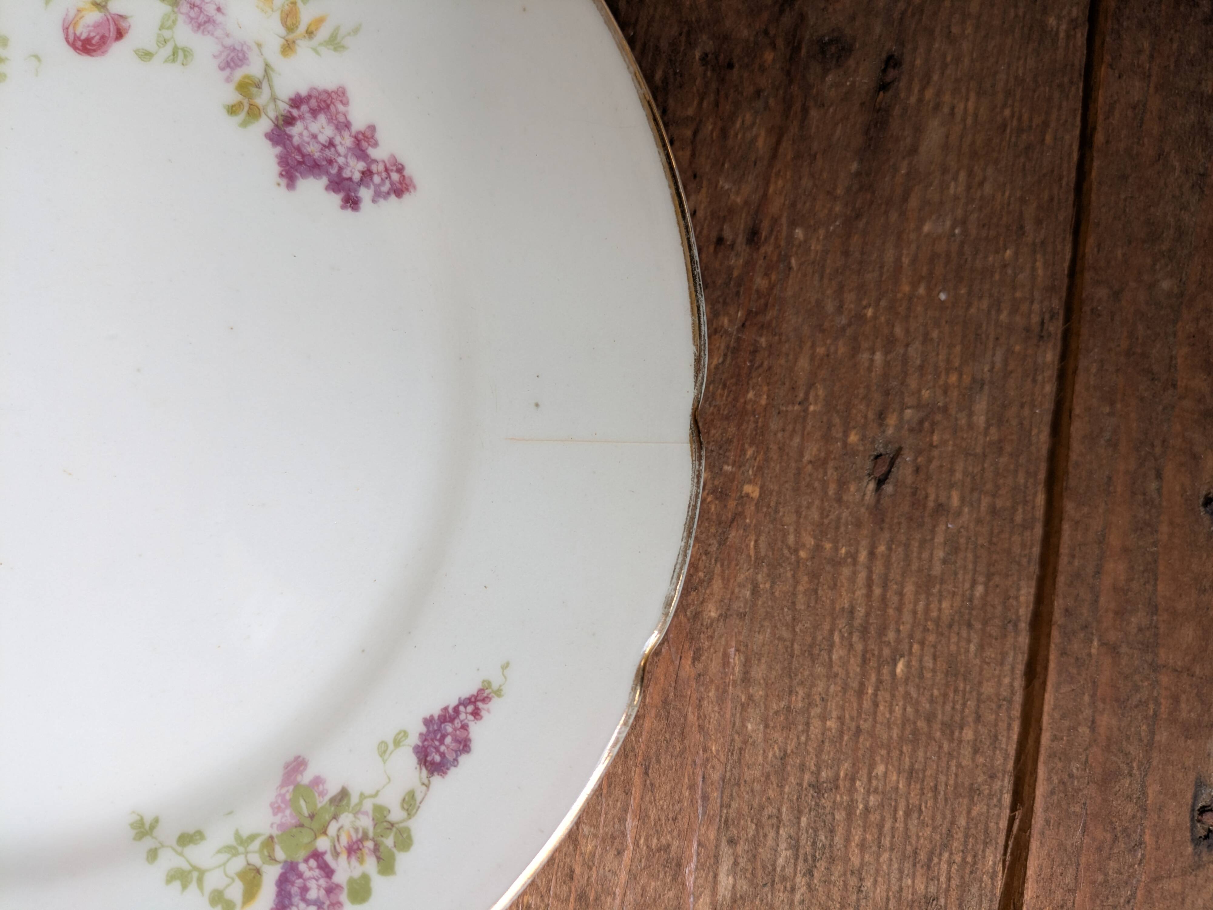 7 dessert plates in porcelain with a violet lilac design and a gold rim.
