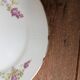 7 dessert plates in porcelain with a violet lilac design and a gold rim.