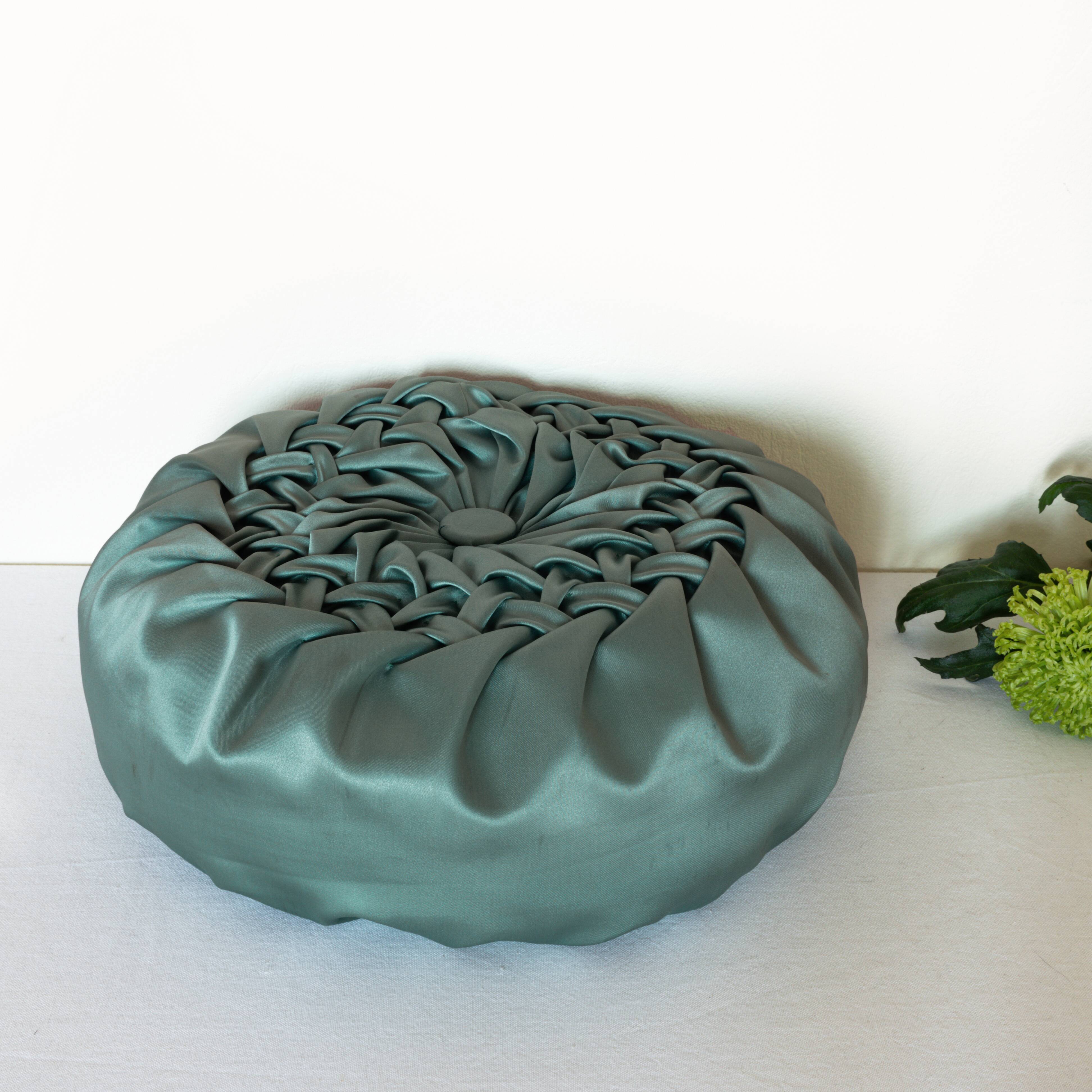 Round cushion in green pleated silk