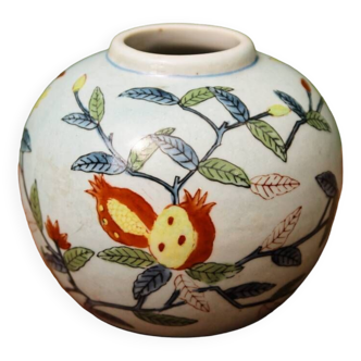 Vase boule en porcelaine, motif grenades