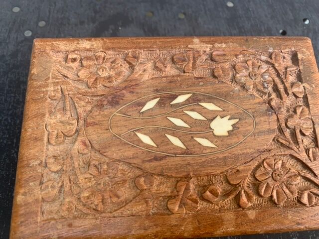 Jewelry box or card box in chiseled wood and vintage mother-of-pearl