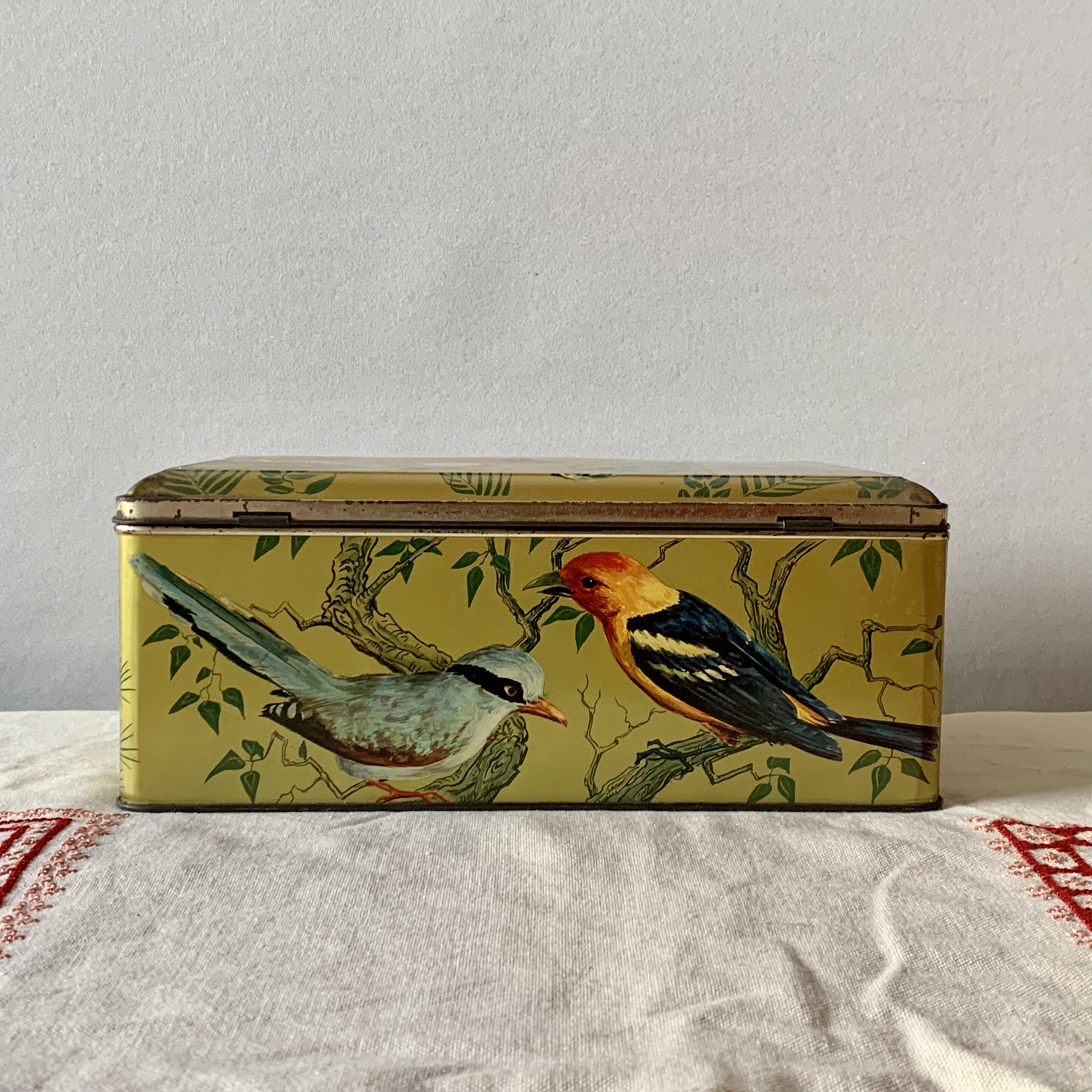 Large metal box - lithograph signed M. Beaudet - bird decoration