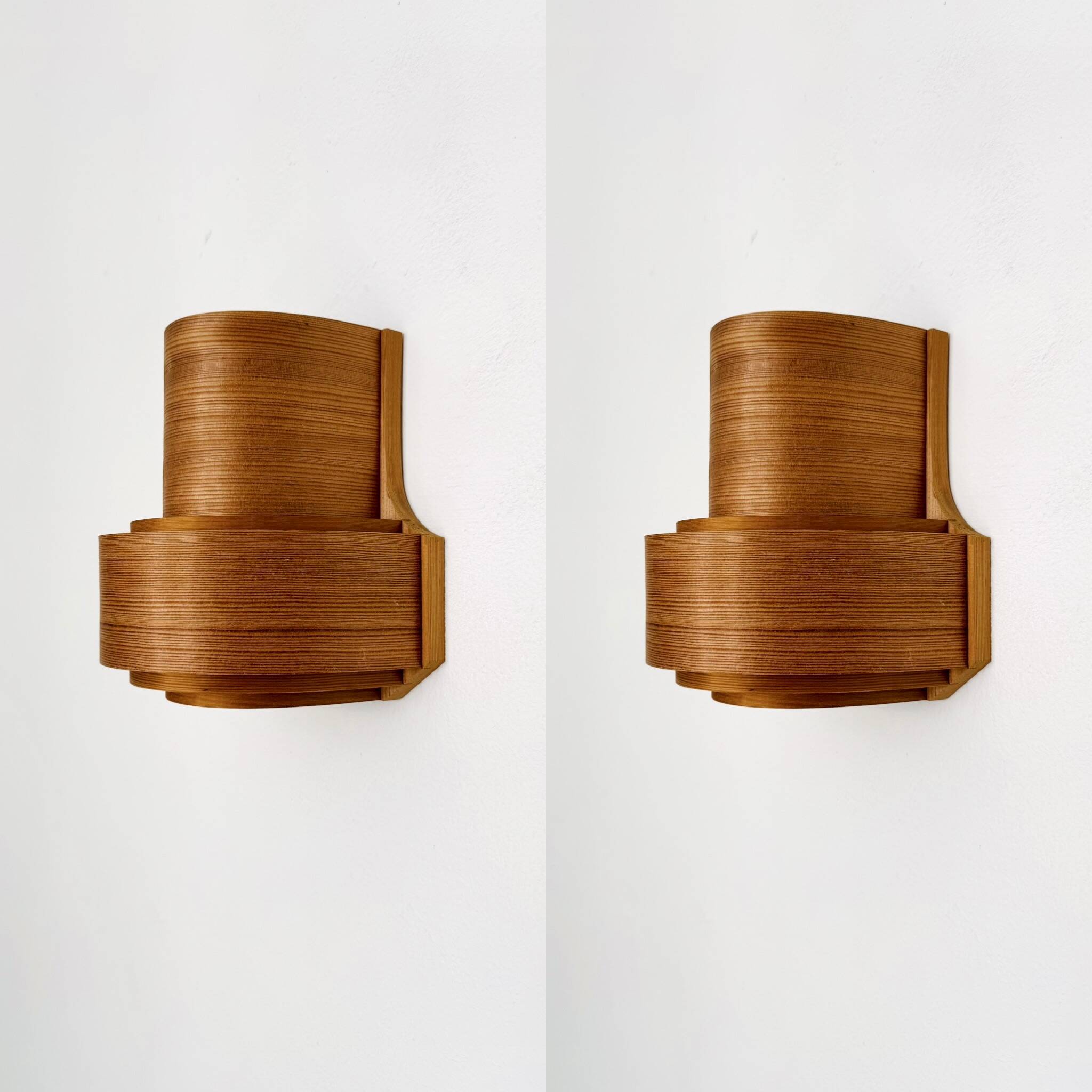 Ensemble de 2 lampes murales en bois par Hans Agne Jakobsson