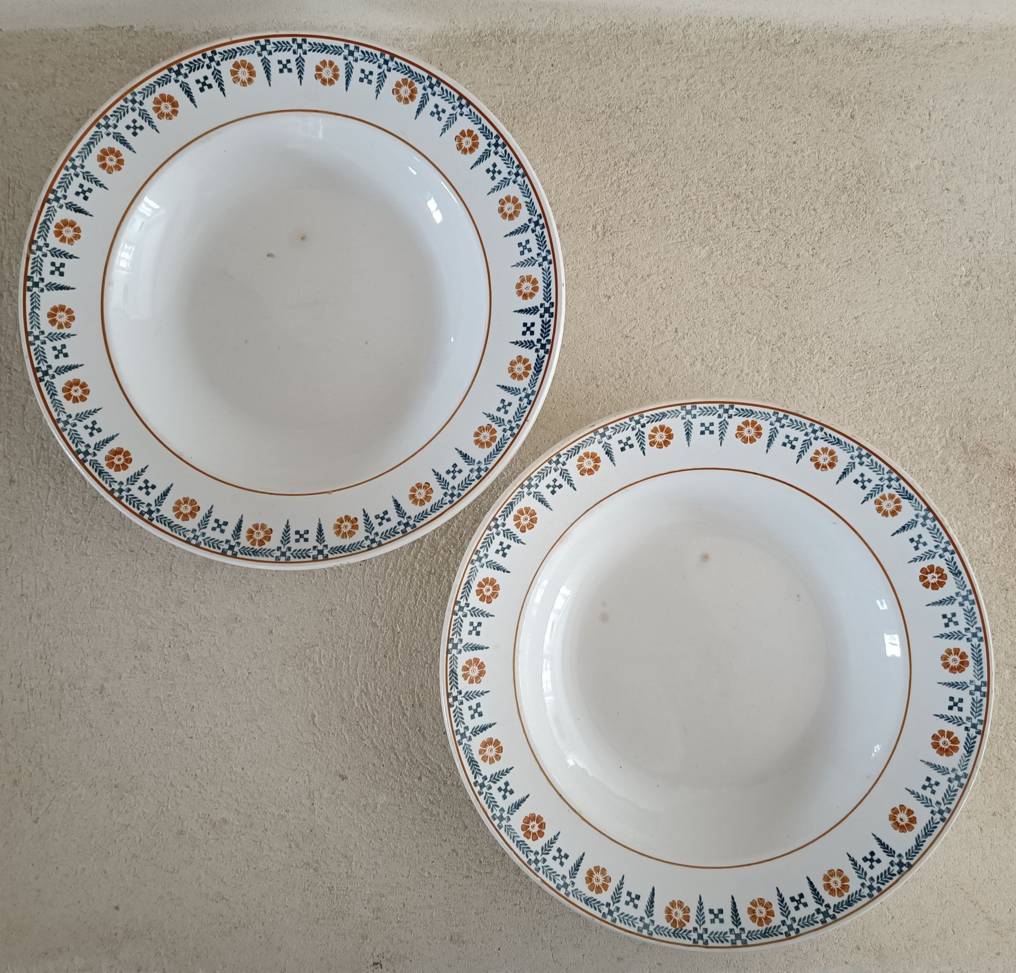 2 hollow plates Société amandinoise
