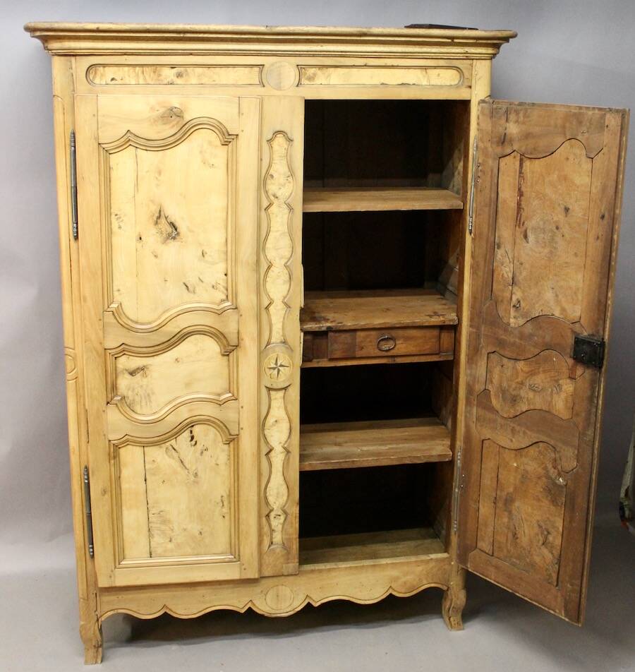 19th Century Bressane Cabinet in Burl Ash