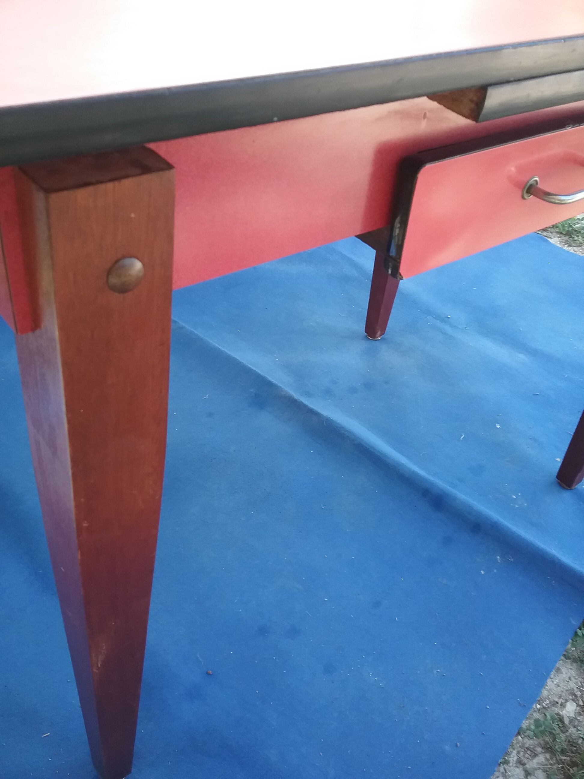 Table in red formica