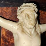 Crucifix en marqueterie de bois