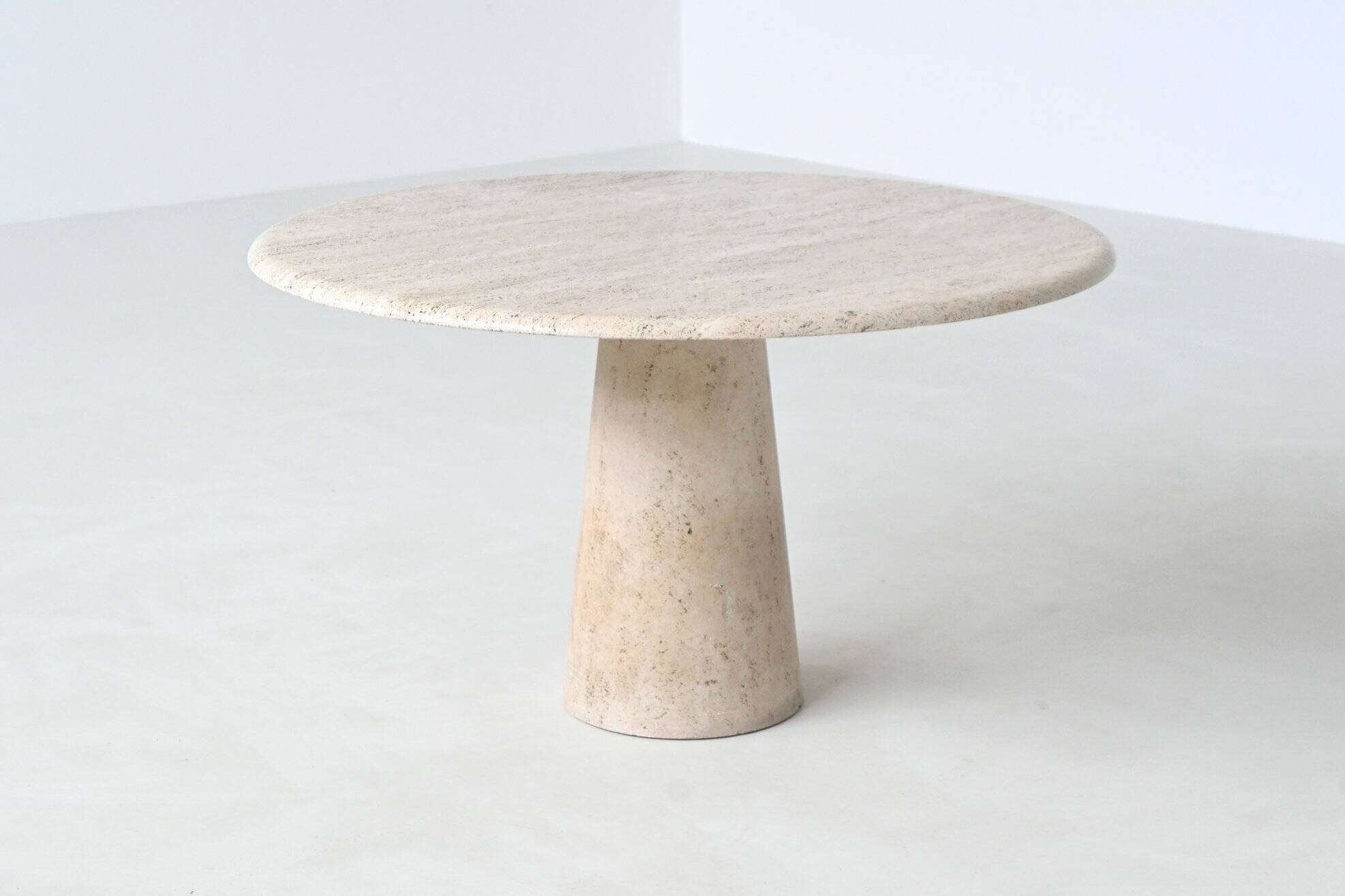 Grande table de salle à manger ronde sculpturale en travertin blanc crème, Italie, 1970