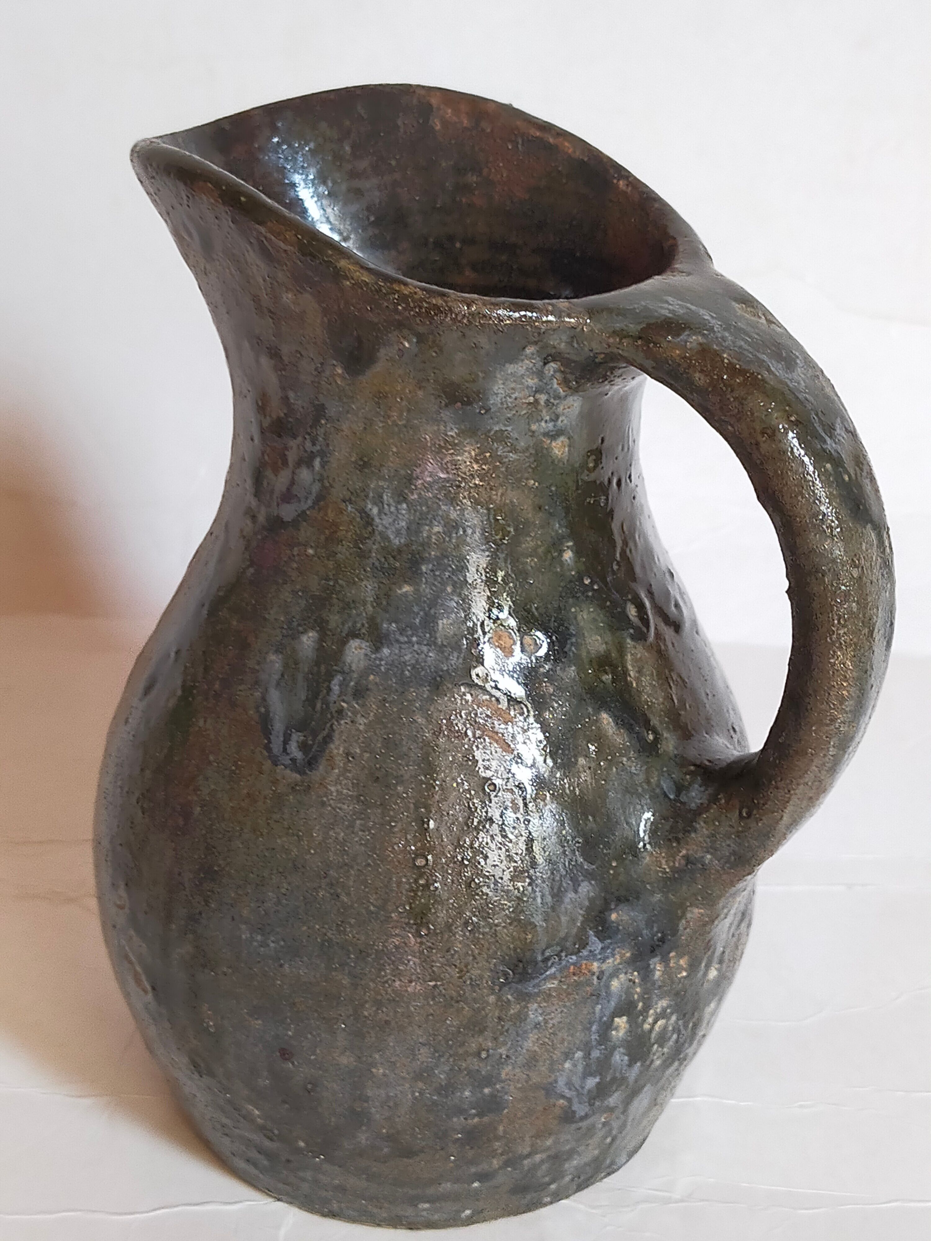 Potter's pitcher Art-popular in old enamelled earth