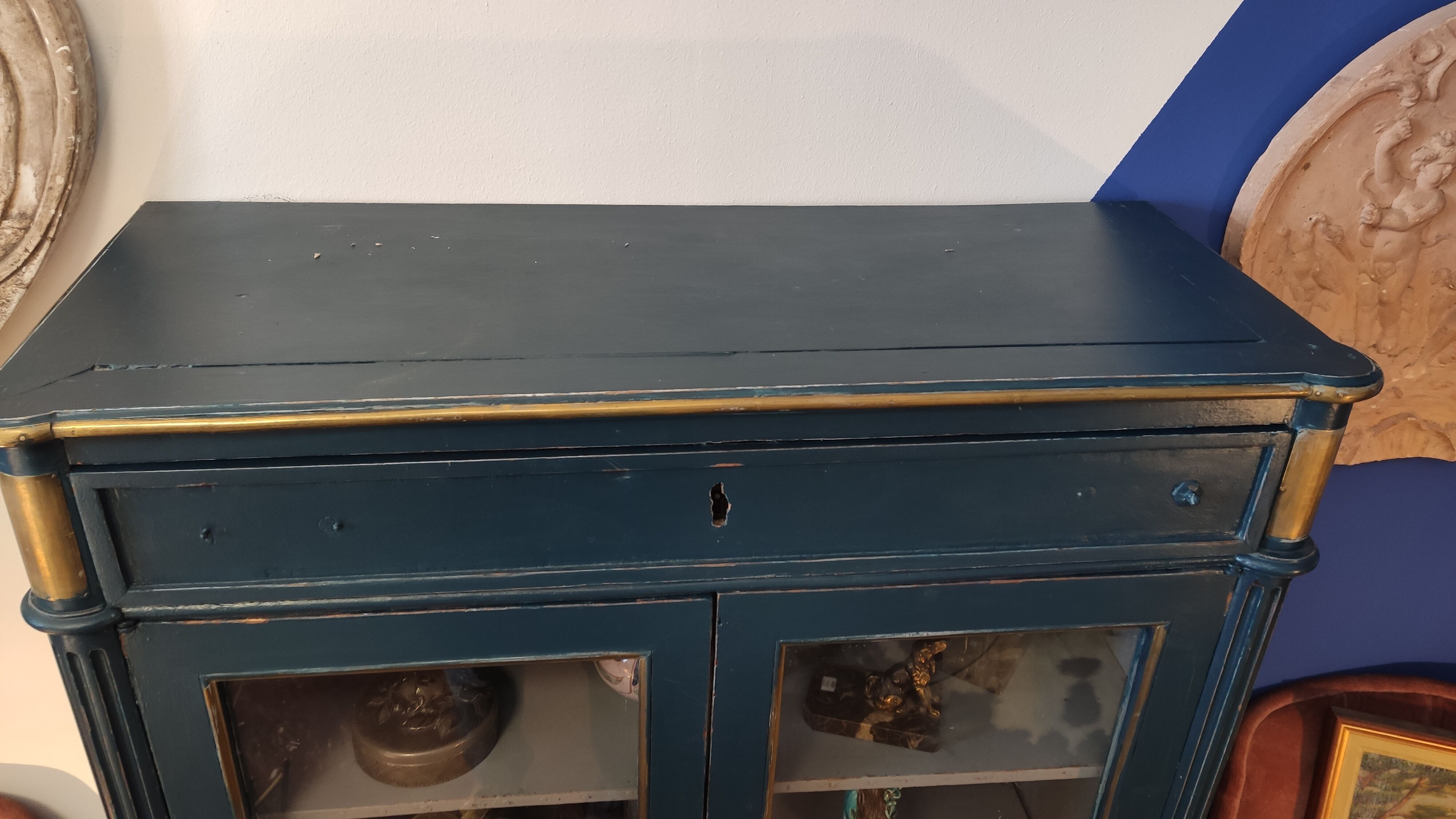 Showcase Louis XVI blue patina