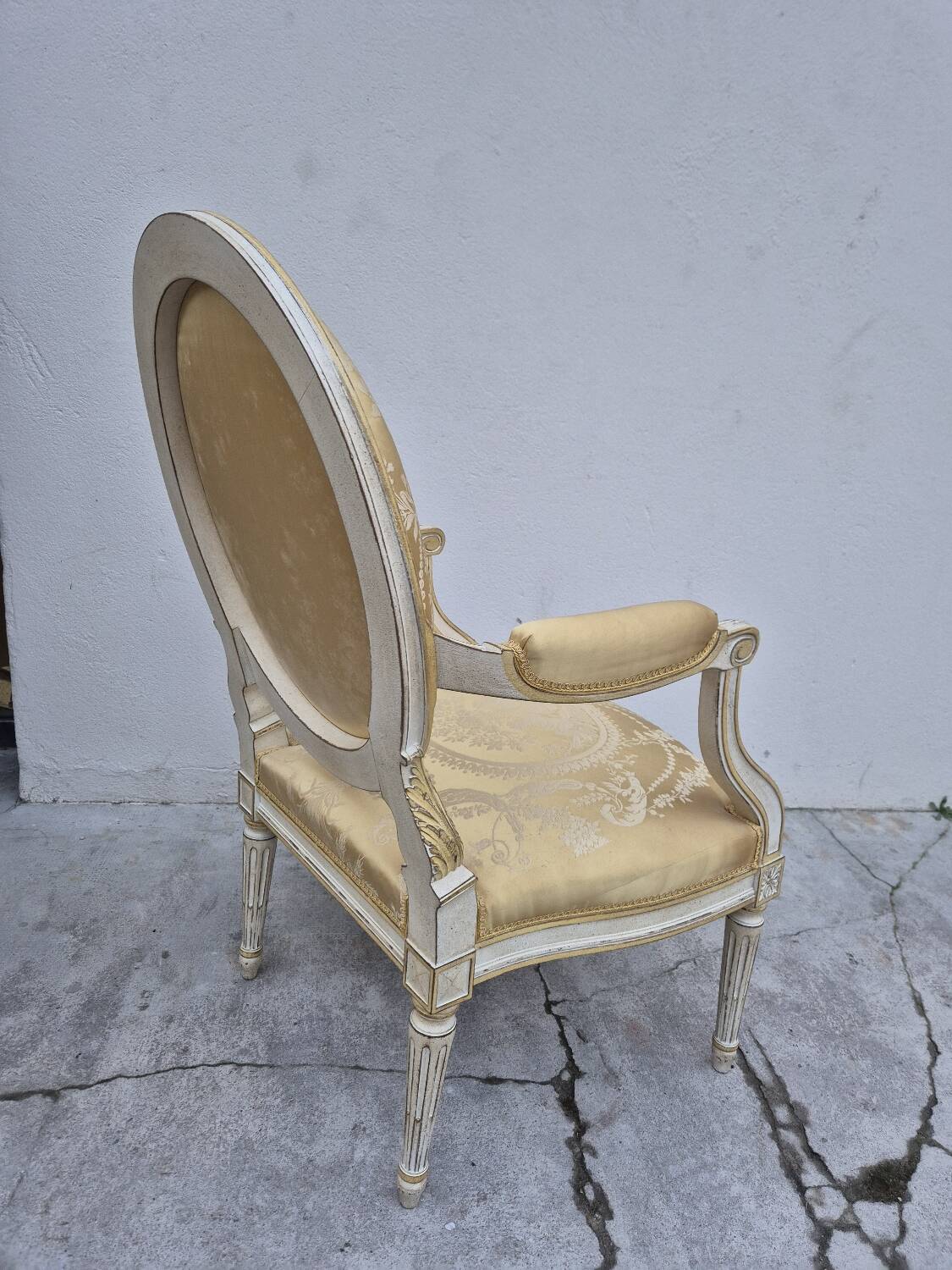 Louis XVI style cabriolet armchair with decorated medallion