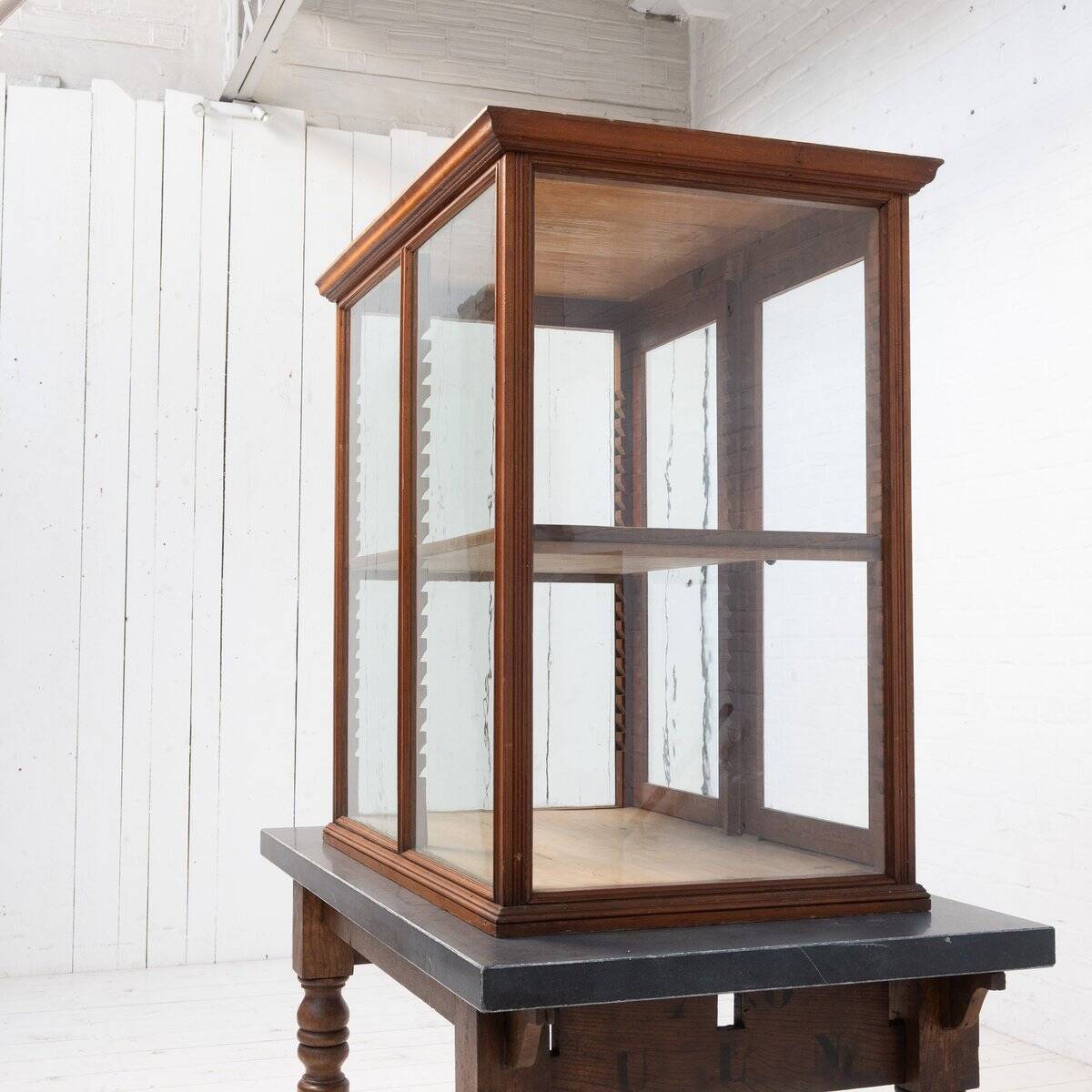 Vitrine de magasin d'antiquités, 1920