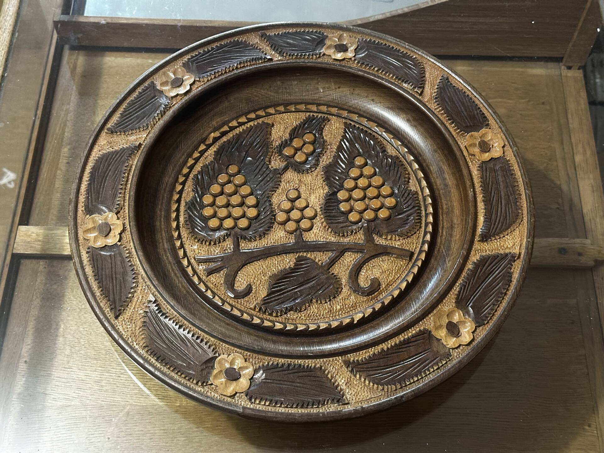 Carved wooden fruit bowl – Centrepiece with grape decoration