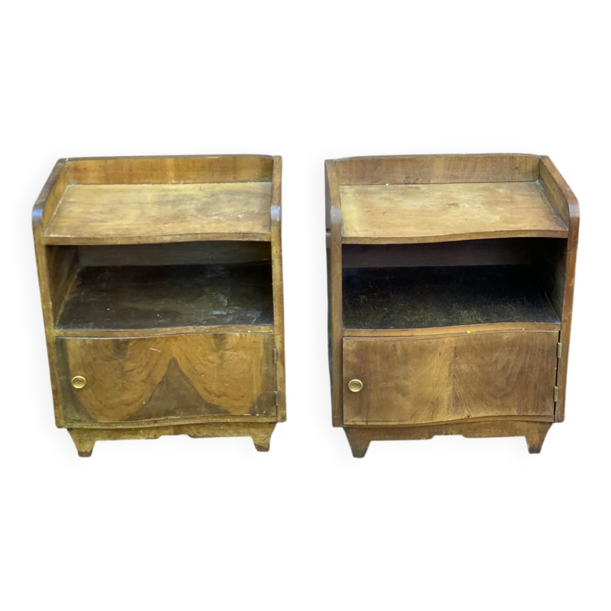 2 Art Deco bedside tables from the 1960s in walnut.