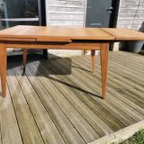 Rectangular extendable table