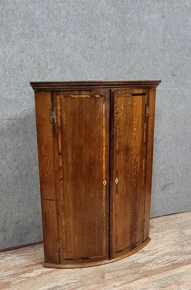 Corner cabinet to hang from the 18th century in oak and marquetry around 1780.