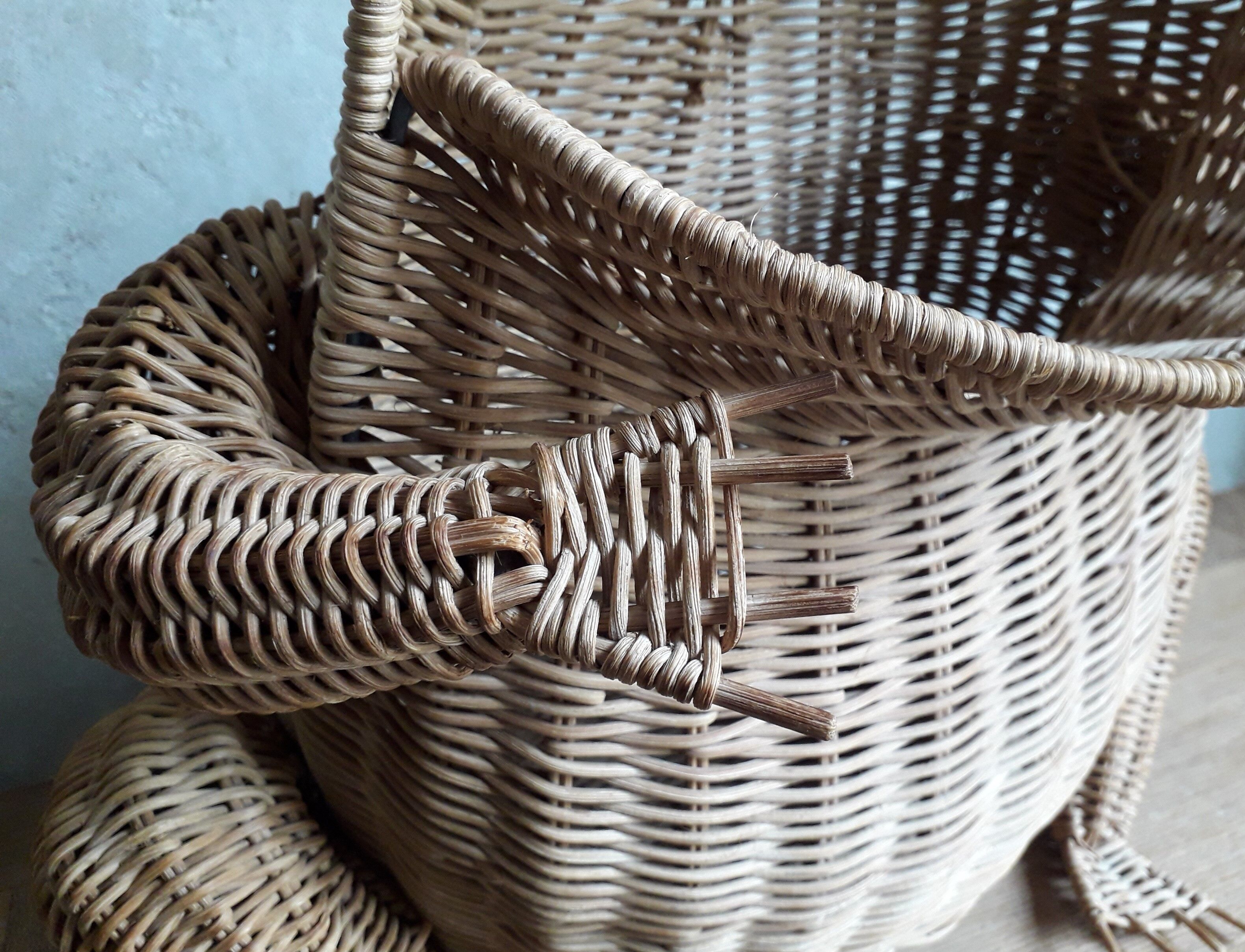 Frog in rattan magazine holder