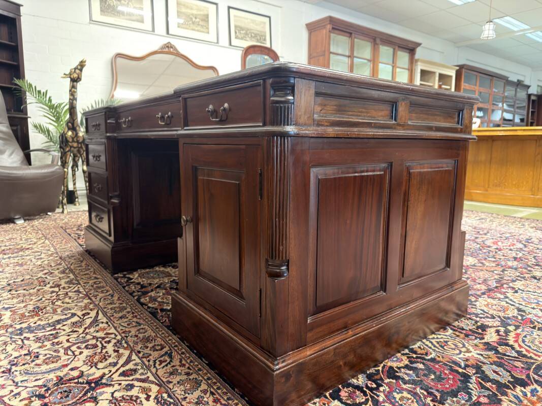 Classic Chesterfield English Desk Partnerdesk