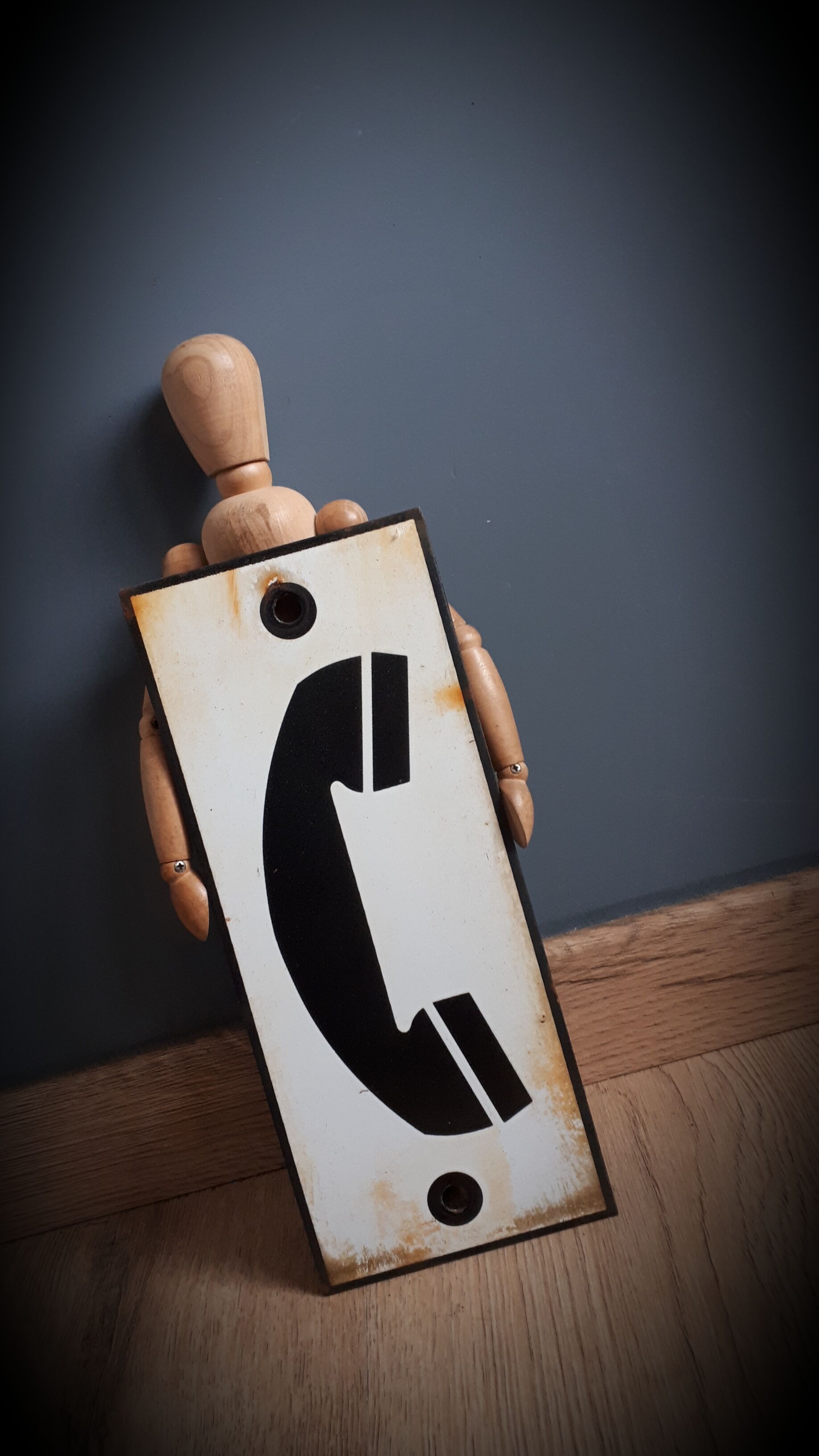 Enamelled phone plate