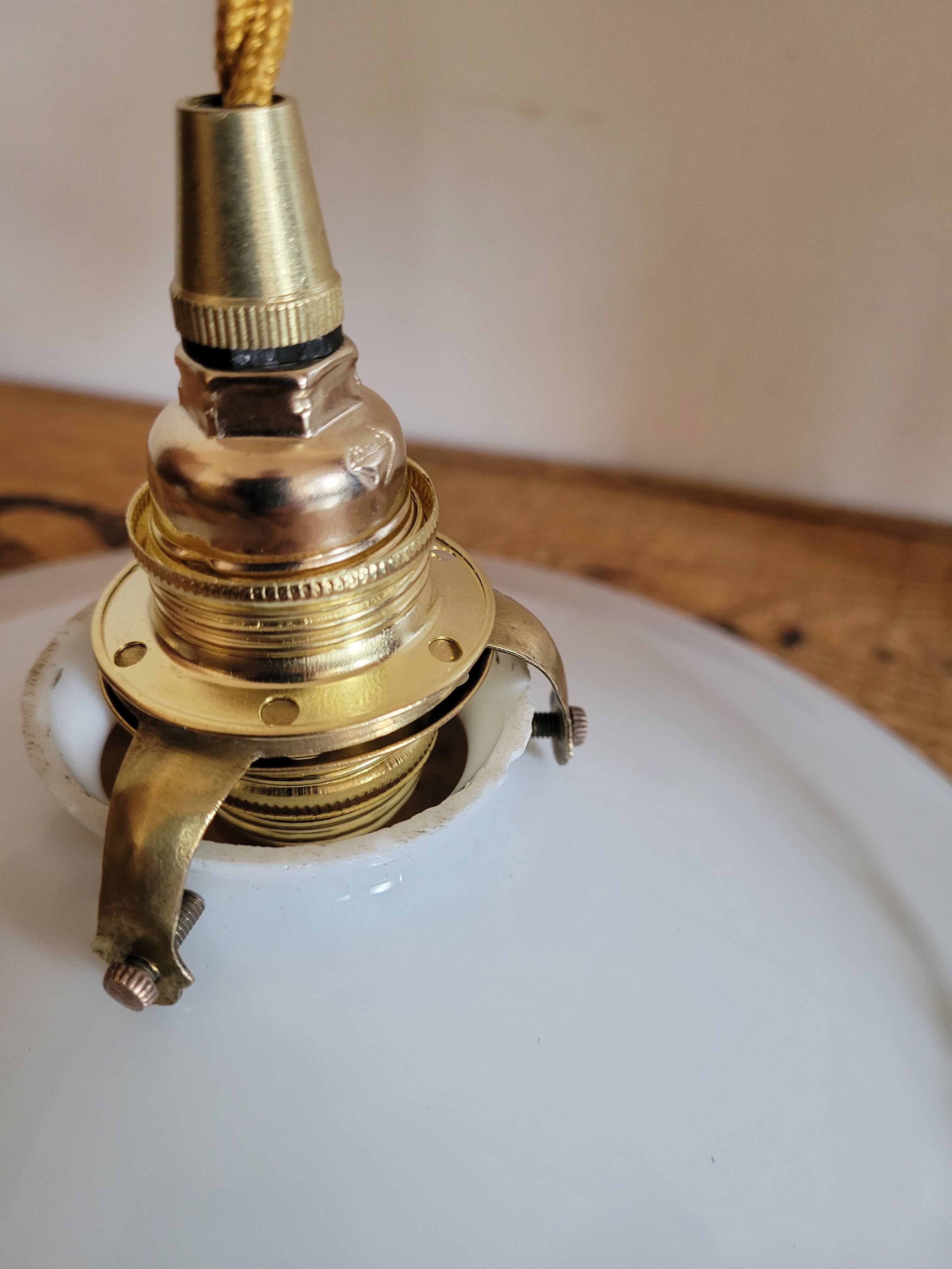 White opaline suspension